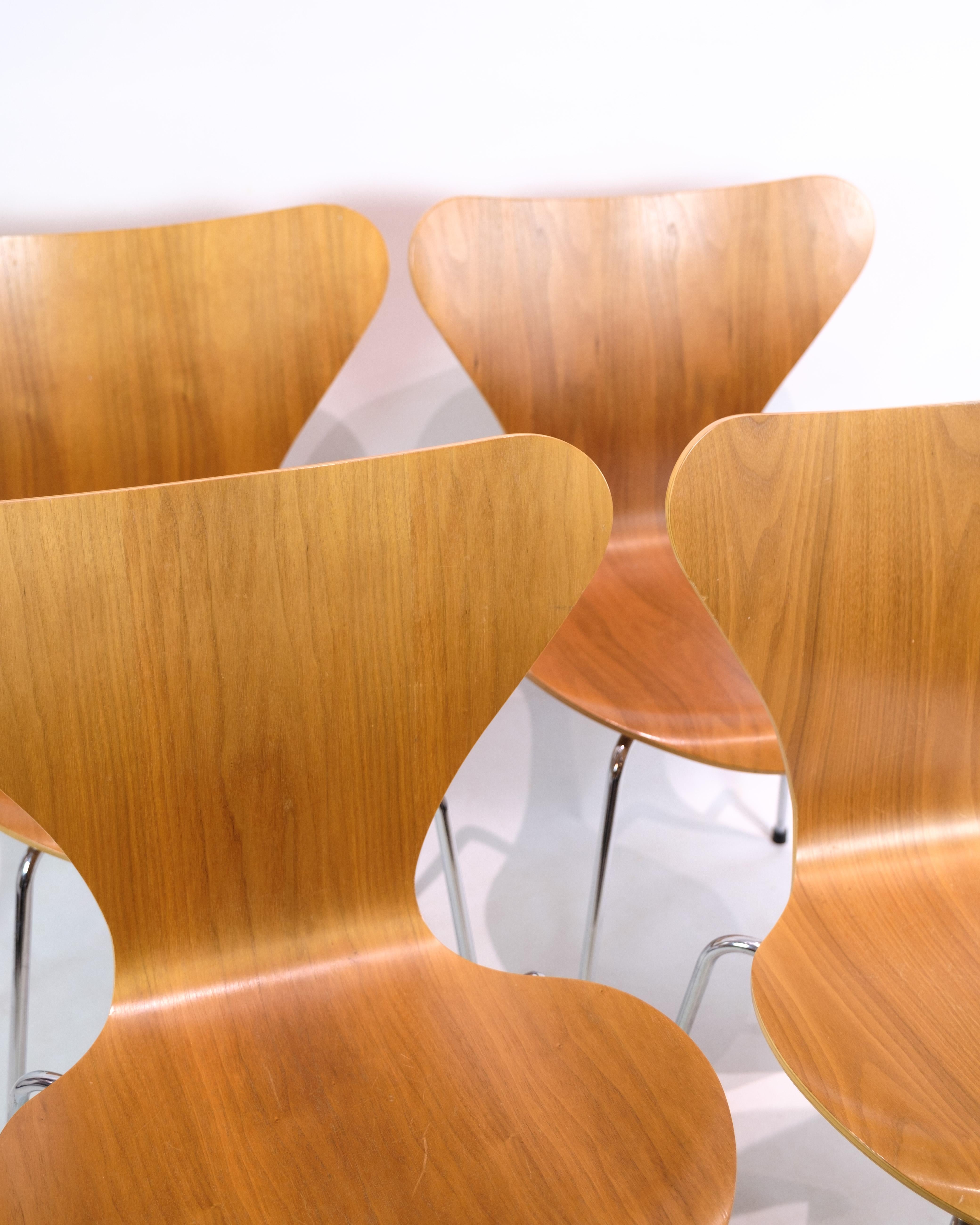 Satz von 4 Sieben Stühlen aus Nussbaumholz von Arne Jacobsen und Fritz Hansen aus dem Jahr 1980 (Moderne der Mitte des Jahrhunderts) im Angebot