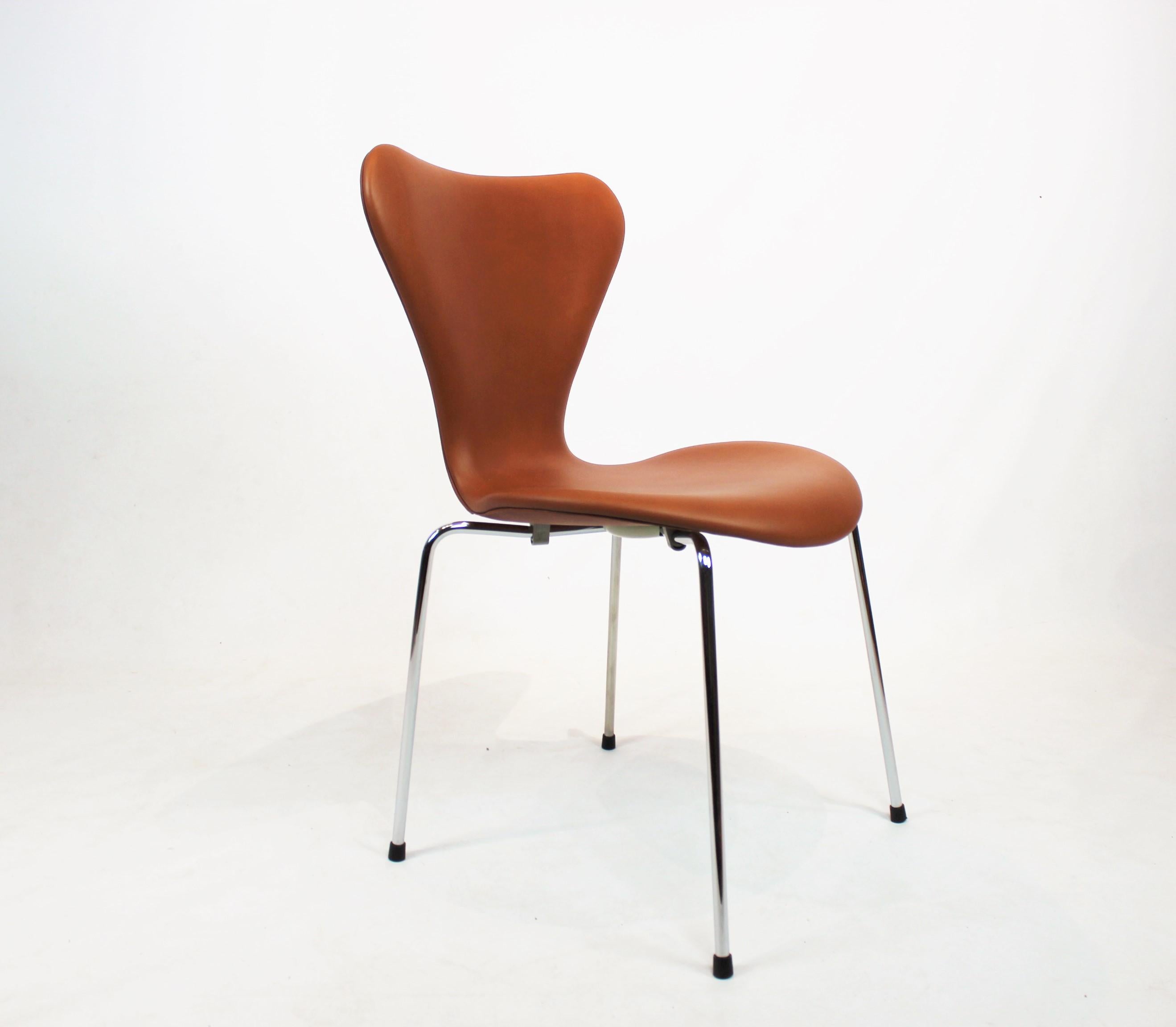 Satz von vier Stühlen der Serie Seven Chairs, Modell 3107, cognacfarbenes Leder, Arne Jacobsen (Moderne der Mitte des Jahrhunderts) im Angebot