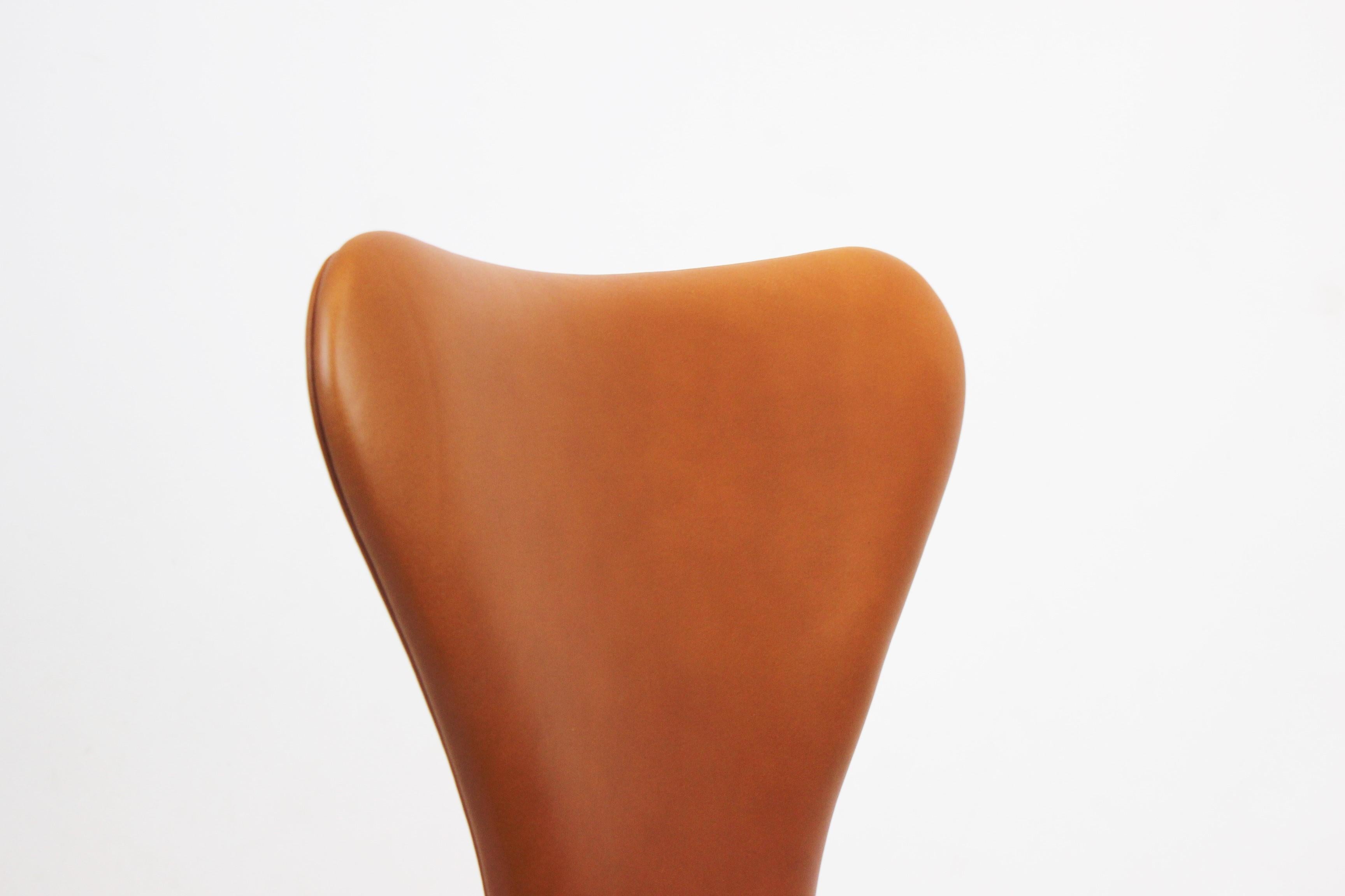 Satz von vier Stühlen der Serie Seven Chairs, Modell 3107, cognacfarbenes Leder, Arne Jacobsen im Angebot 1