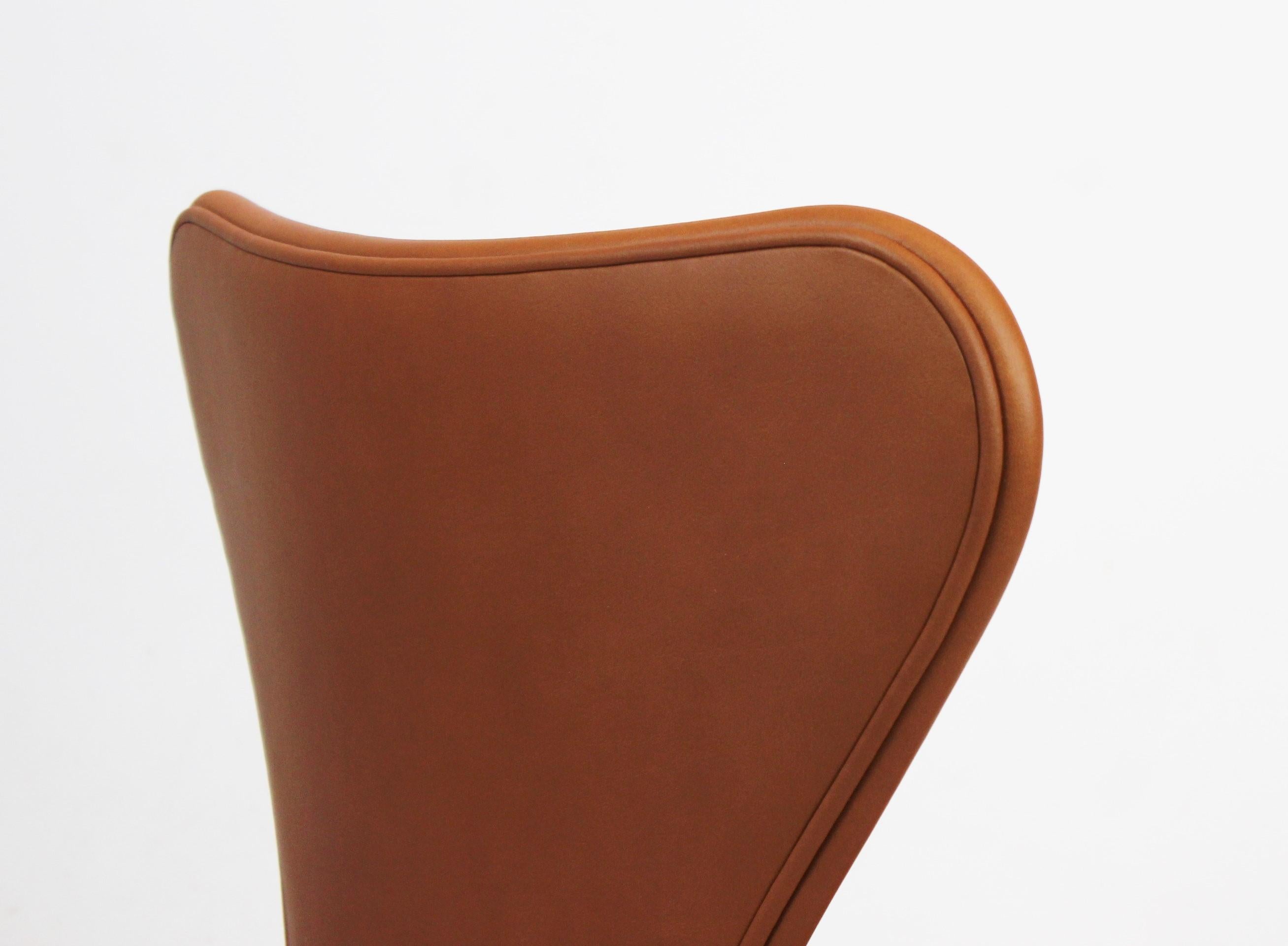 Satz von vier Stühlen der Serie Seven Chairs, Modell 3107, cognacfarbenes Leder, Arne Jacobsen im Angebot 2