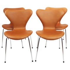 Satz von vier Stühlen der Serie Seven Chairs, Modell 3107, cognacfarbenes Leder, Arne Jacobsen