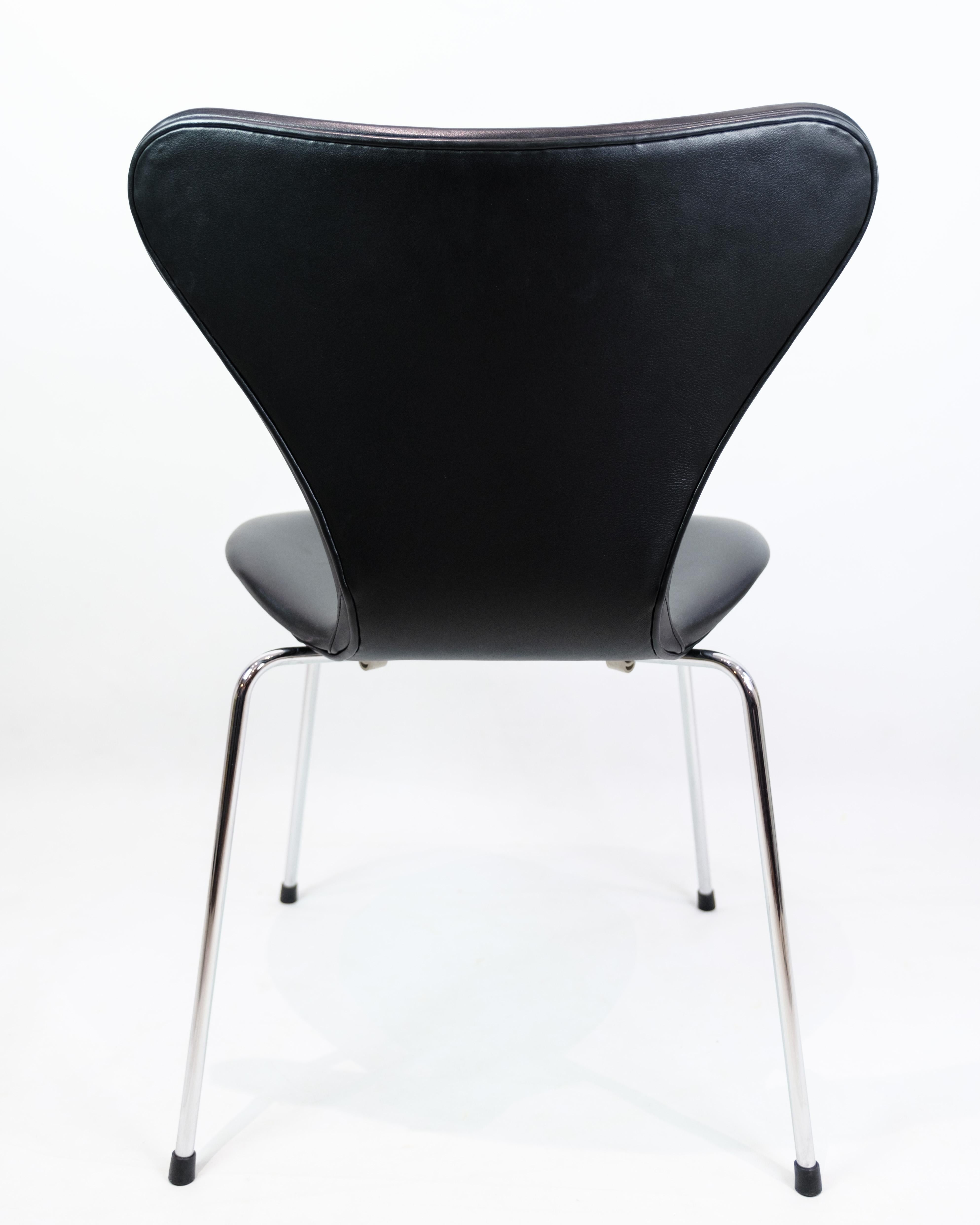 Satz von vier Stühlen der Serie Sieben Stühle Modell 3107 aus schwarzem Leder von Arne Jacobsen im Angebot 4