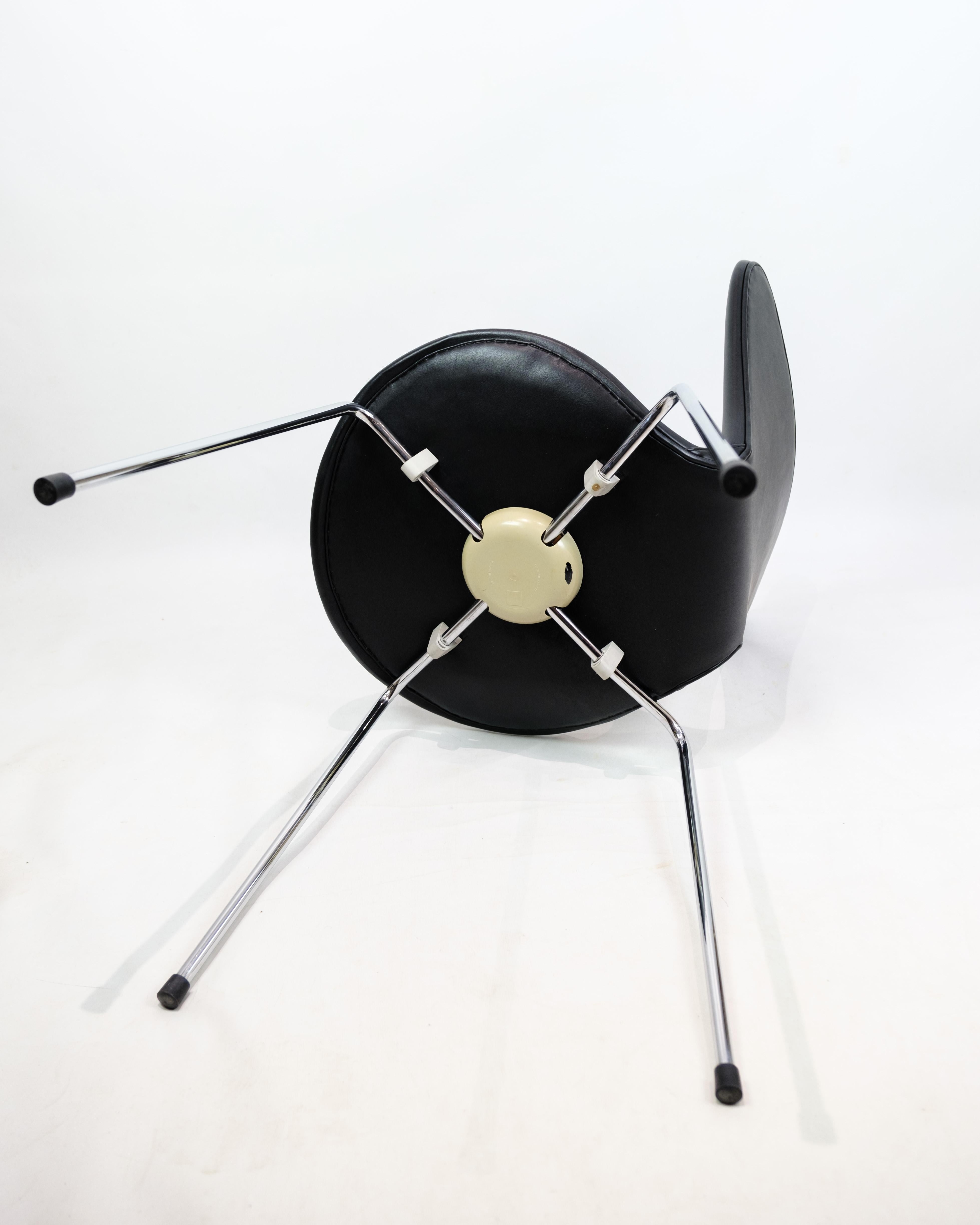 Satz von vier Stühlen der Serie Sieben Stühle Modell 3107 aus schwarzem Leder von Arne Jacobsen im Angebot 5