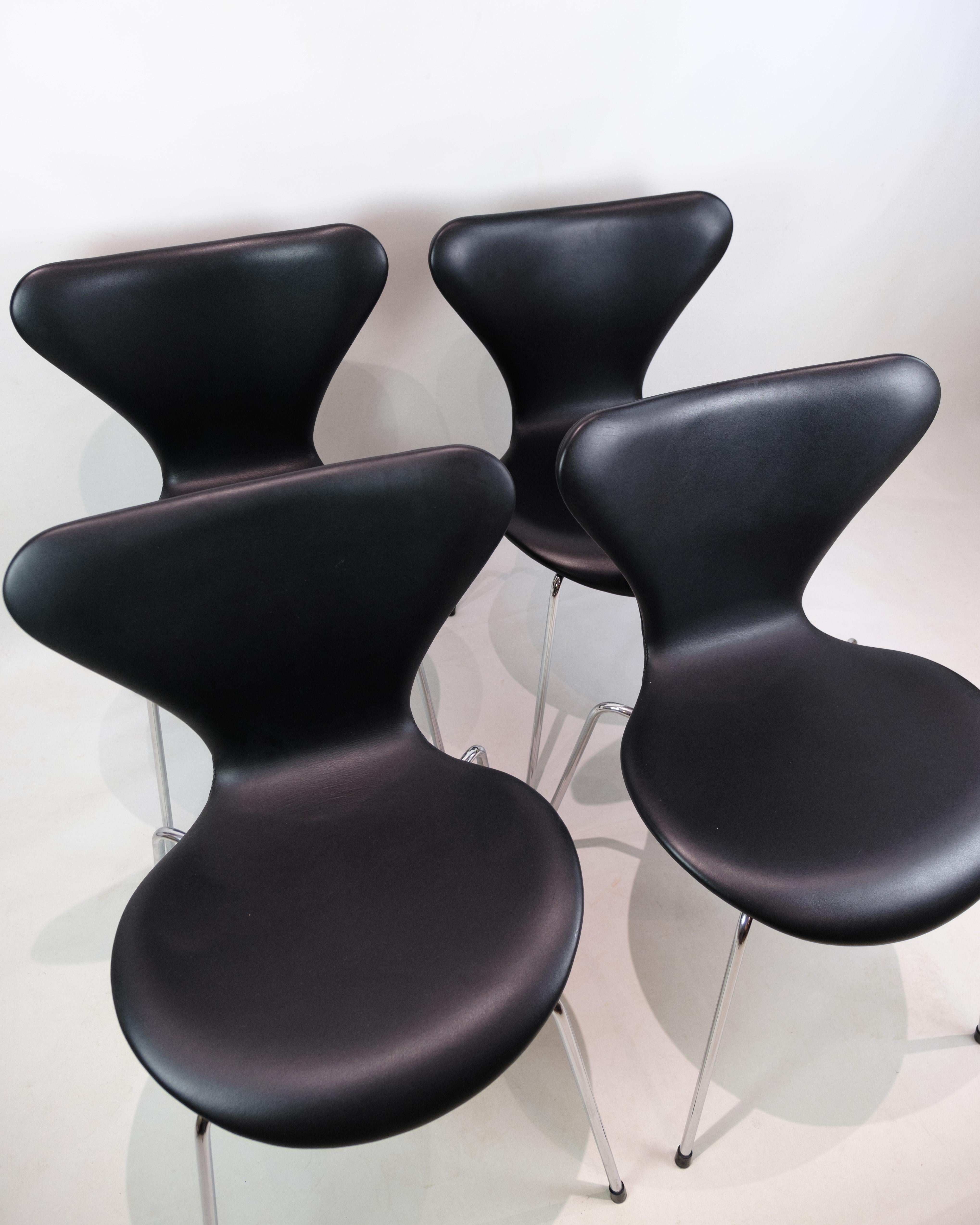 Satz von vier siebensitzigen Stühlen seltenen Jahrgangs mit einer alten Fabriknaht, die man nur bei den älteren siebensitzigen Stühlen sieht. Entworfen von Arne Jacobsen und hergestellt von Fritz Hansen. Ständer mit feinem, glänzendem Rahmen ohne