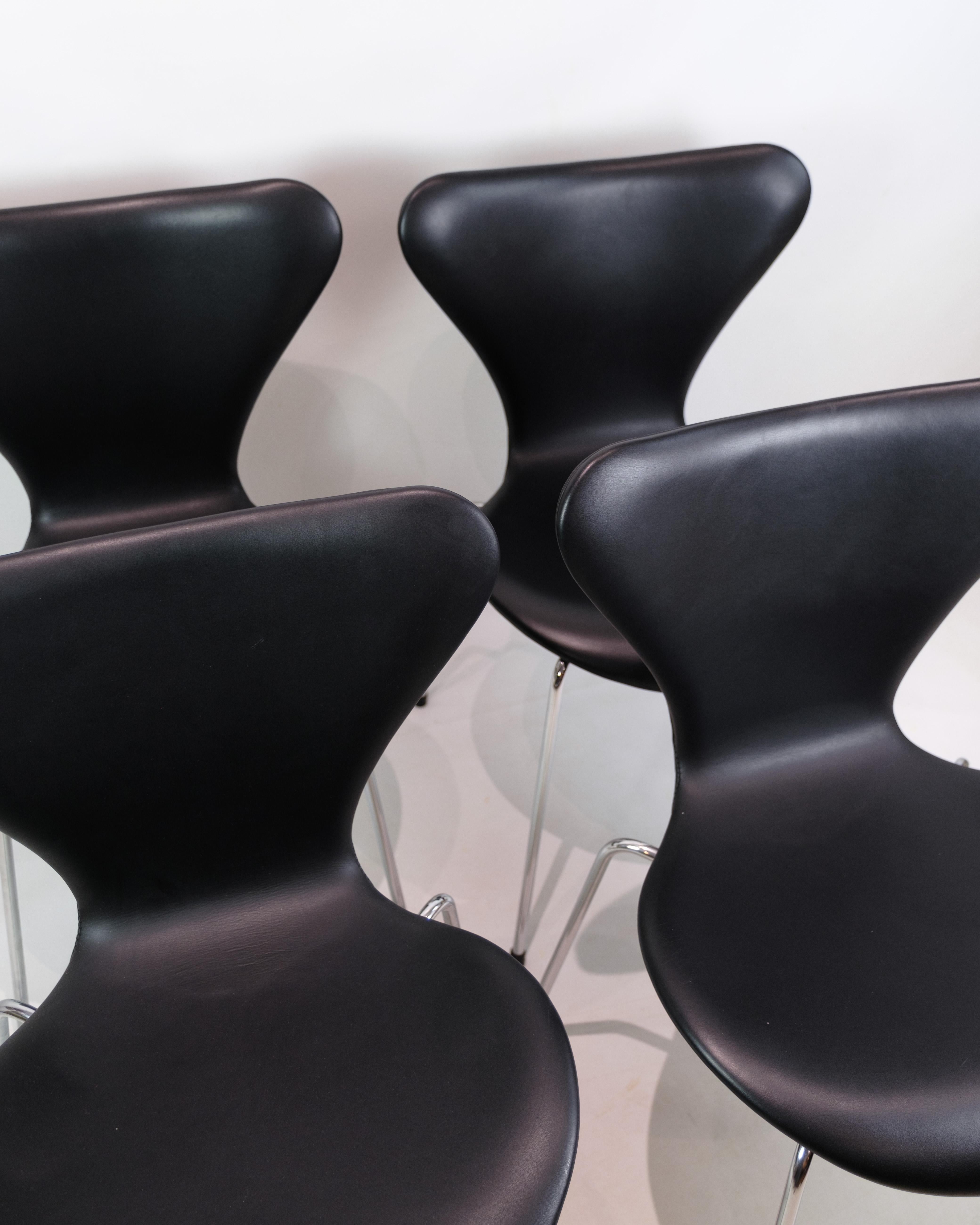 Satz von vier Stühlen der Serie Sieben Stühle Modell 3107 aus schwarzem Leder von Arne Jacobsen (Moderne der Mitte des Jahrhunderts) im Angebot