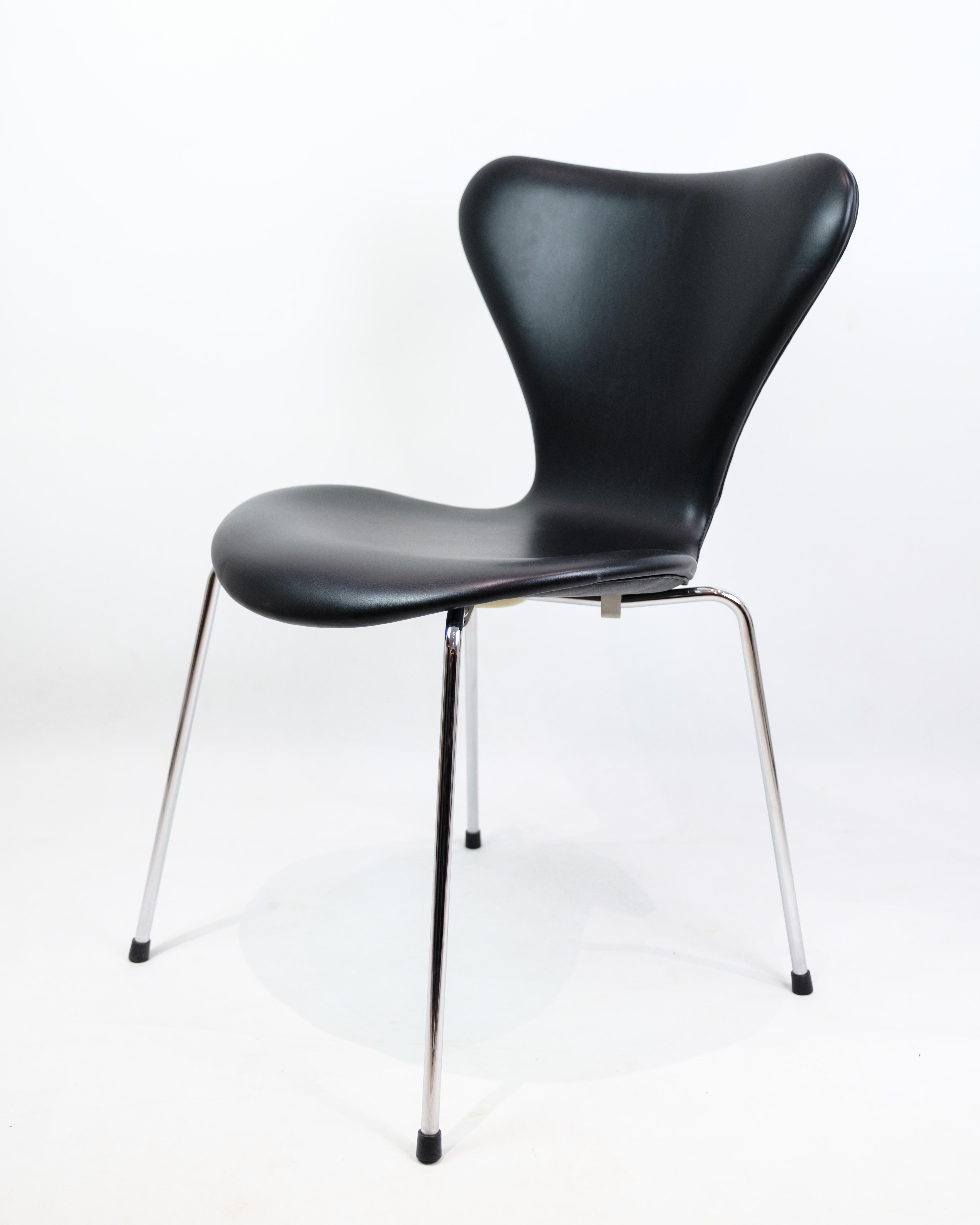Satz von vier Stühlen der Serie Sieben Stühle Modell 3107 aus schwarzem Leder von Arne Jacobsen (Dänisch) im Angebot