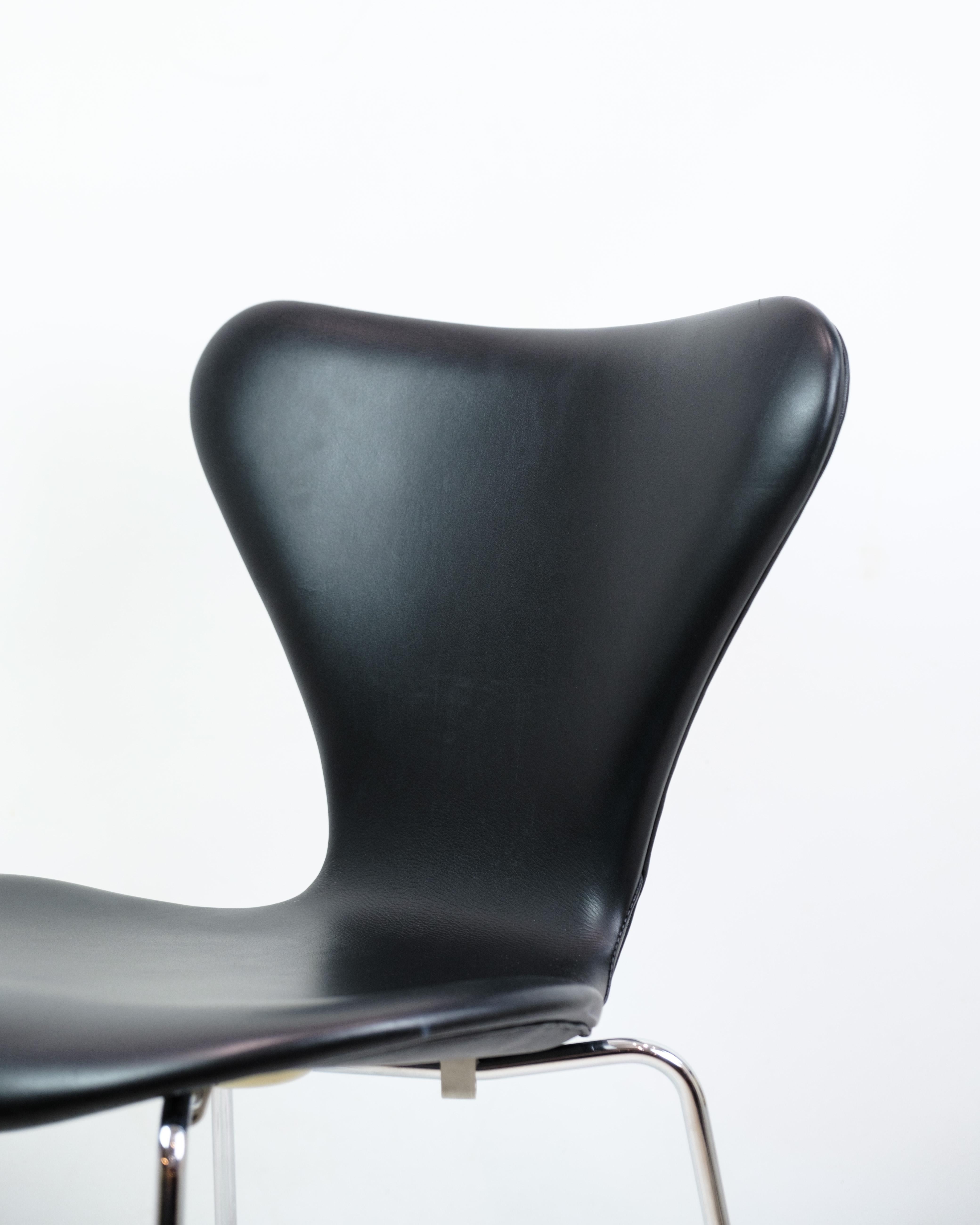 Satz von vier Stühlen der Serie Sieben Stühle Modell 3107 aus schwarzem Leder von Arne Jacobsen im Zustand „Gut“ im Angebot in Lejre, DK
