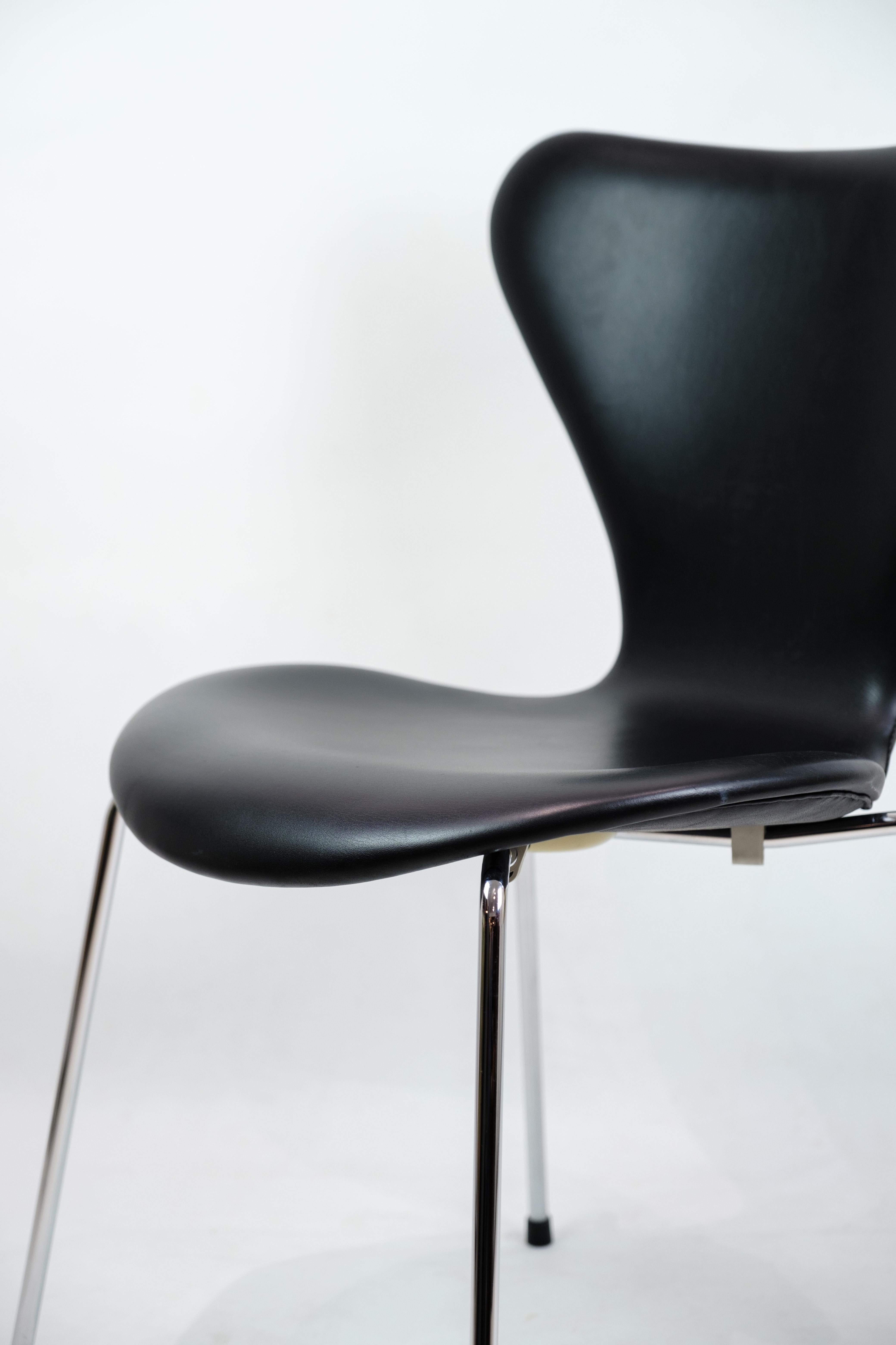 Satz von vier Stühlen der Serie Sieben Stühle Modell 3107 aus schwarzem Leder von Arne Jacobsen (Ende des 20. Jahrhunderts) im Angebot