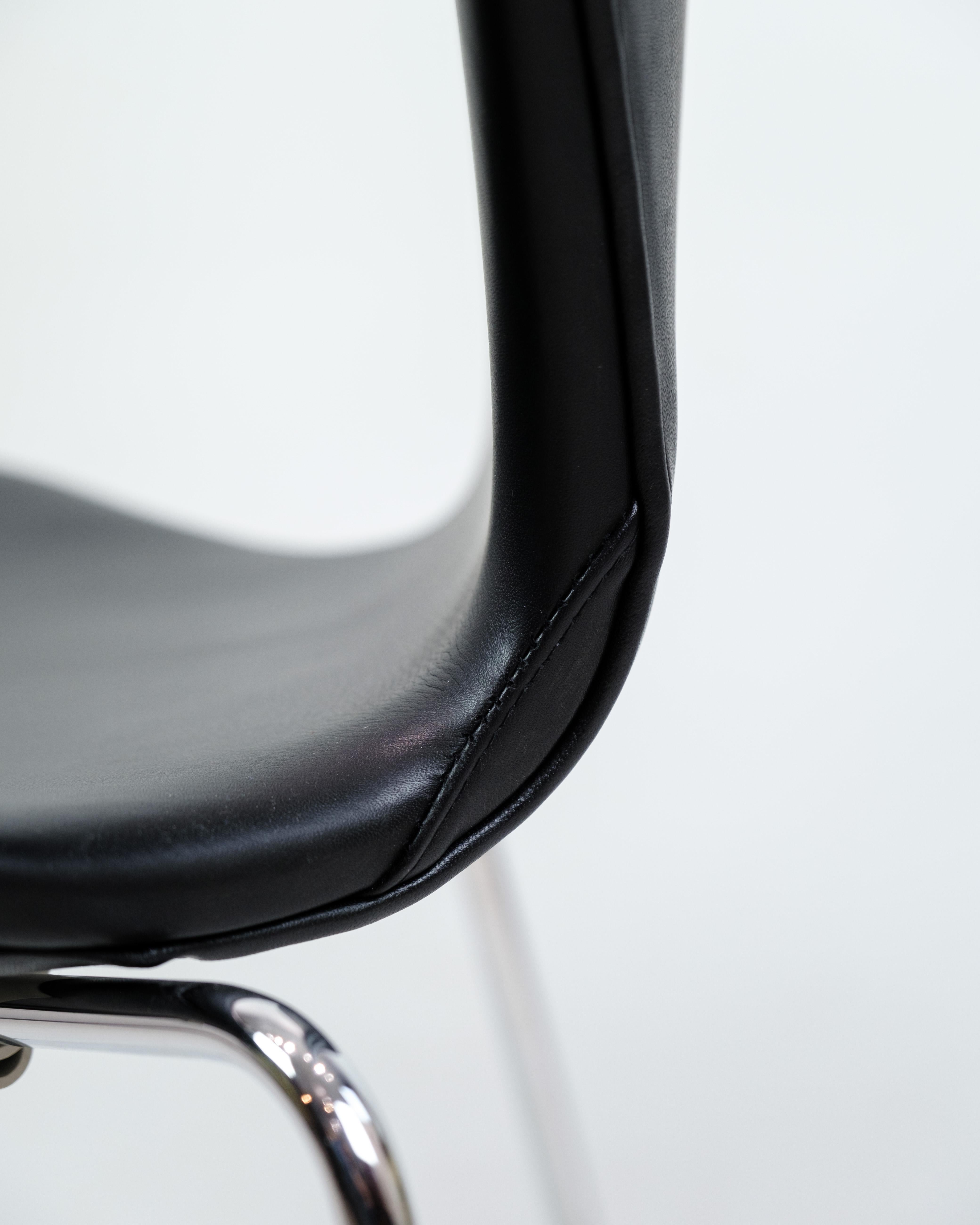 Satz von vier Stühlen der Serie Sieben Stühle Modell 3107 aus schwarzem Leder von Arne Jacobsen im Angebot 1