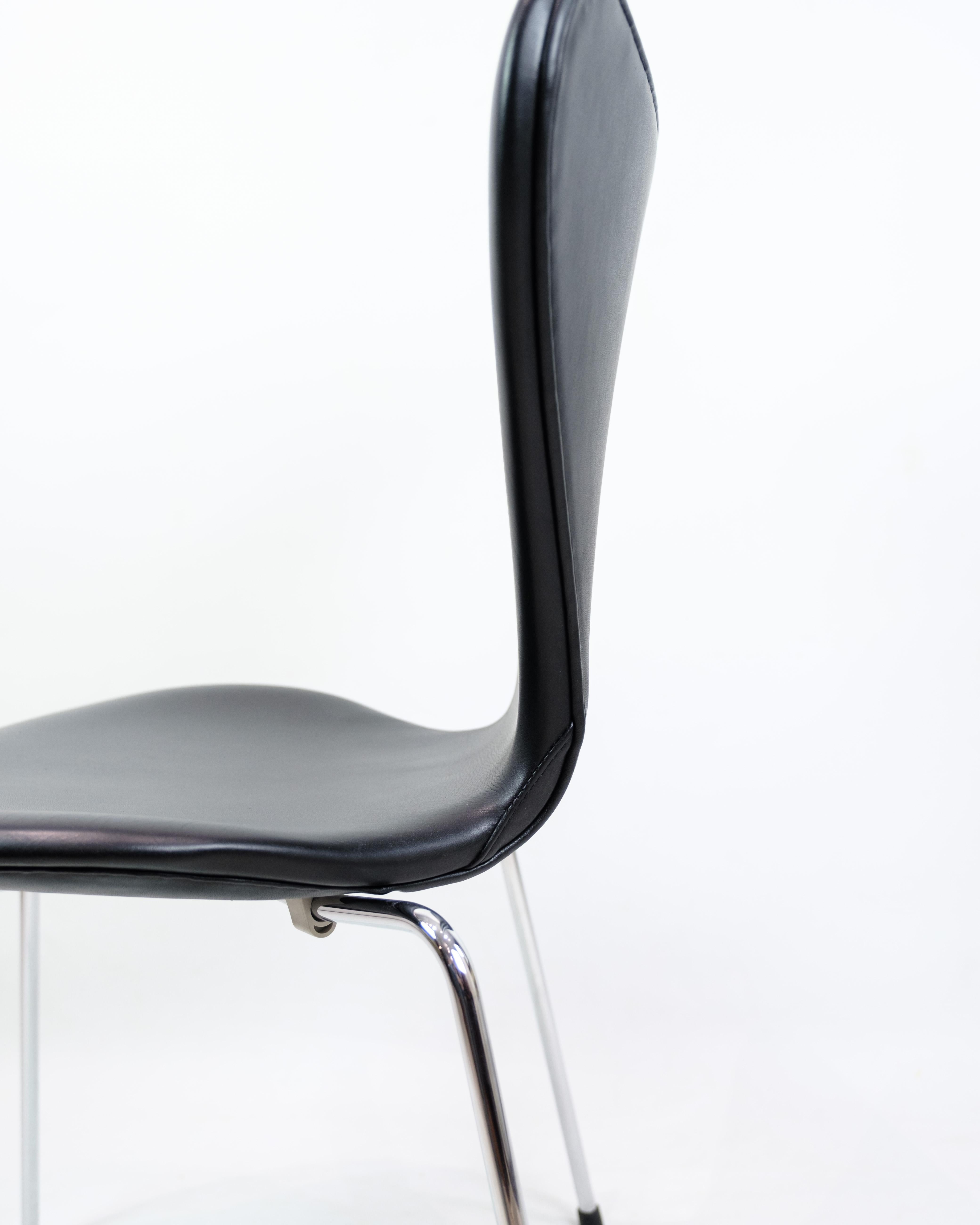 Satz von vier Stühlen der Serie Sieben Stühle Modell 3107 aus schwarzem Leder von Arne Jacobsen im Angebot 2
