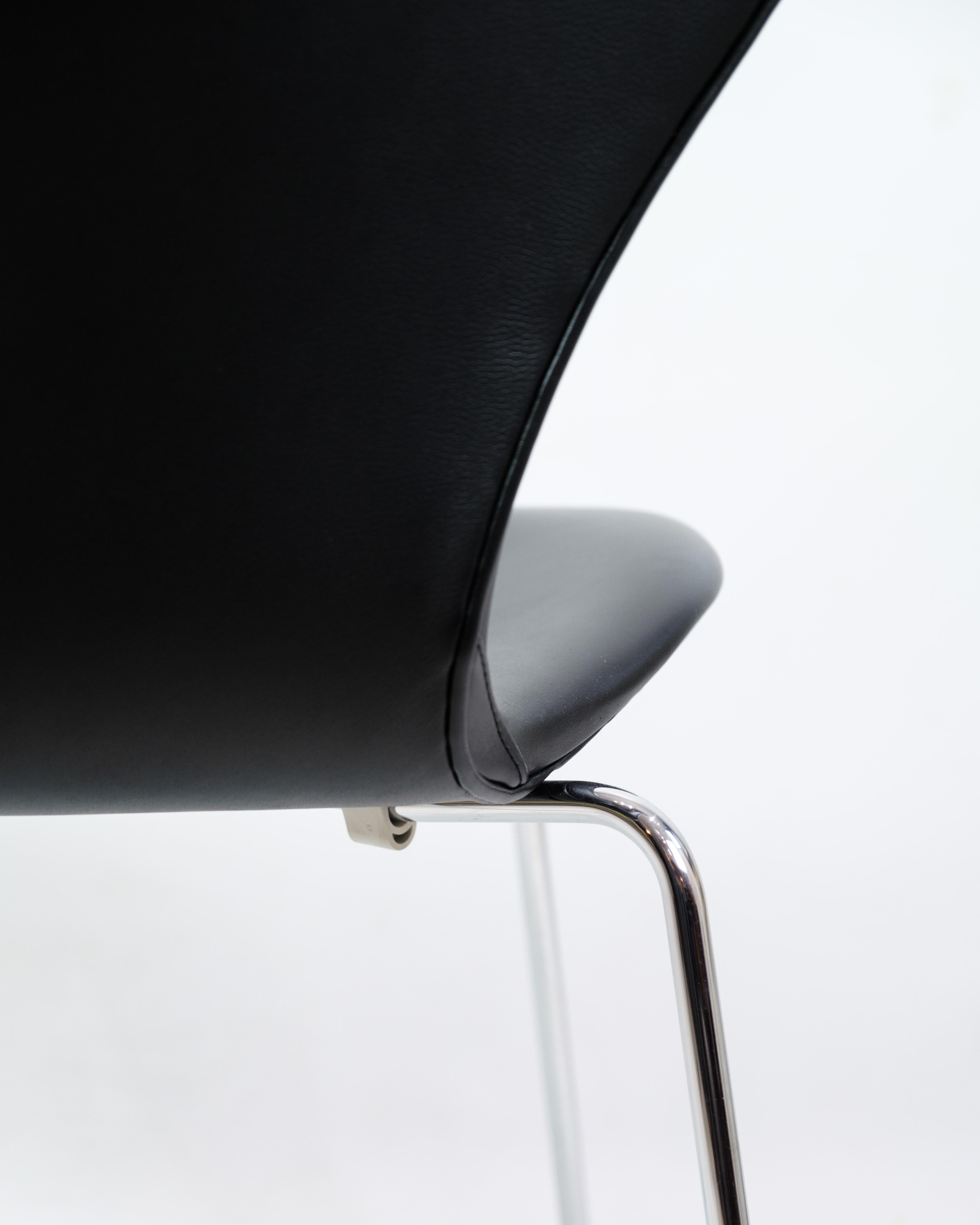 Satz von vier Stühlen der Serie Sieben Stühle Modell 3107 aus schwarzem Leder von Arne Jacobsen im Angebot 3