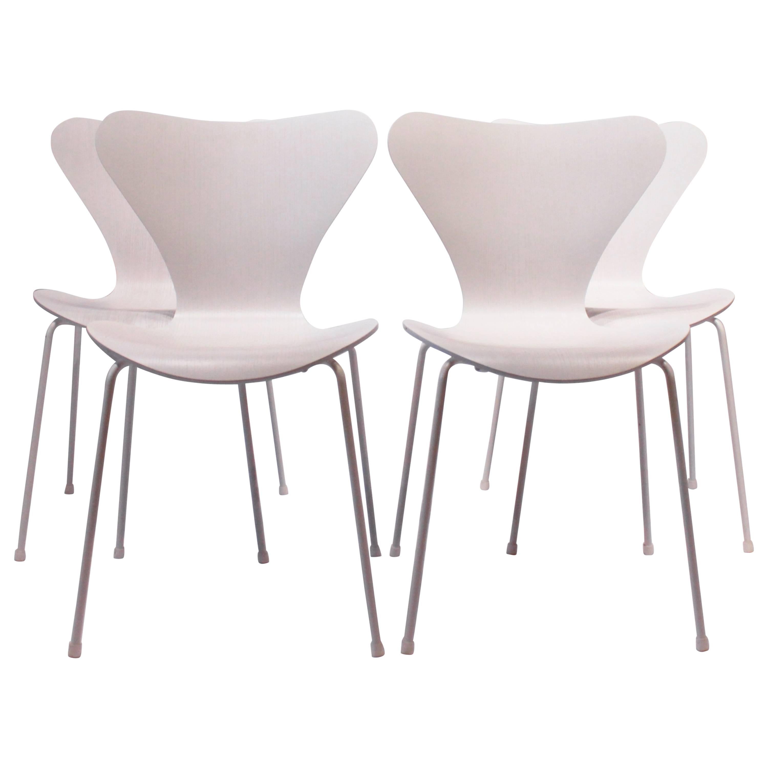 Set Of 4 Seven Chairs Model 3107 Made In White By Arne Jacobsen