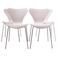Juego De 4 Sillas Siete Modelo 3107 Fabricadas En Blanco Por Arne Jacobsen