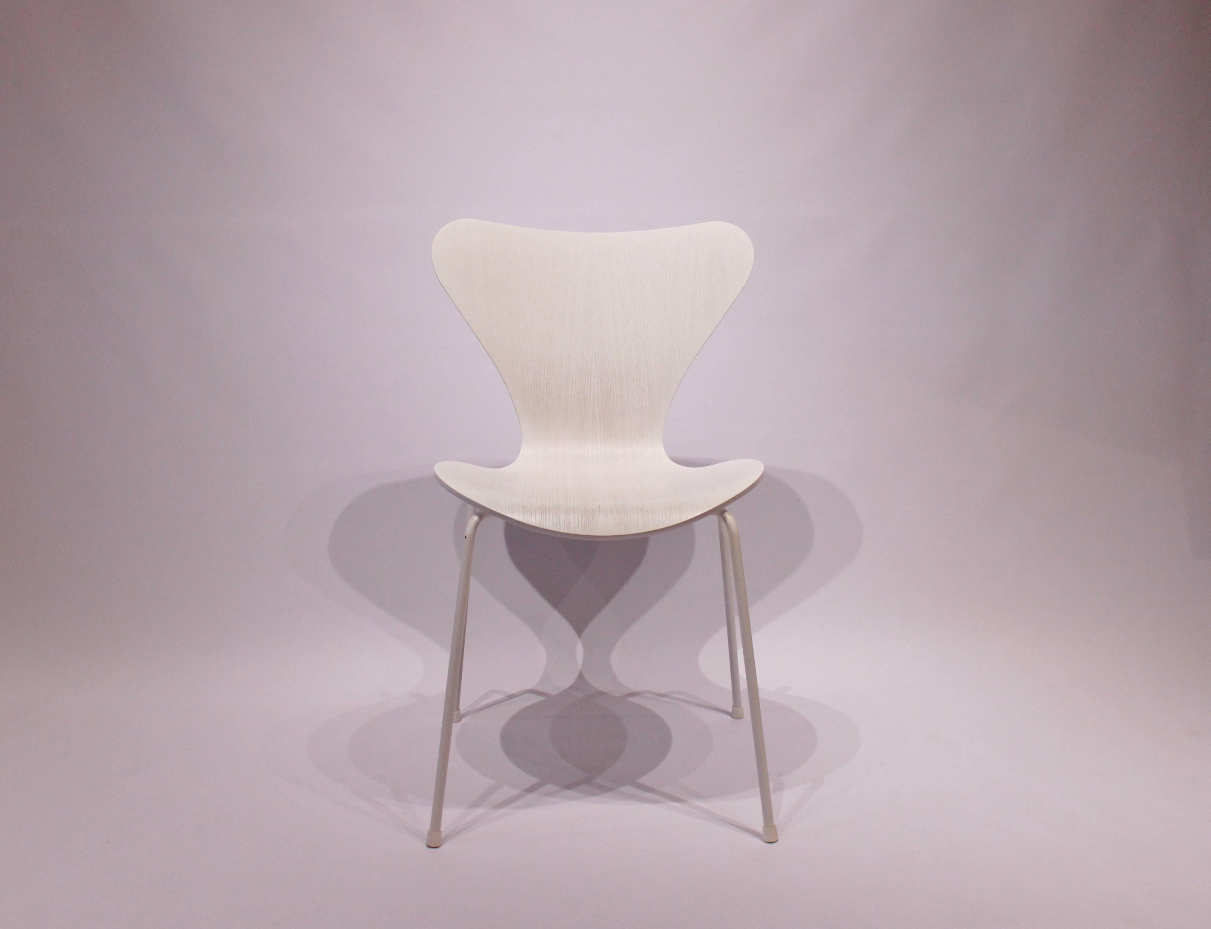 Questo set di quattro sedie Seven, modello 3107, disegnato da Arne Jacobsen e prodotto da Fritz Hansen nel 2016, rappresenta il fascino duraturo del design moderno di metà secolo. Queste sedie testimoniano l'eleganza senza tempo e la maestria