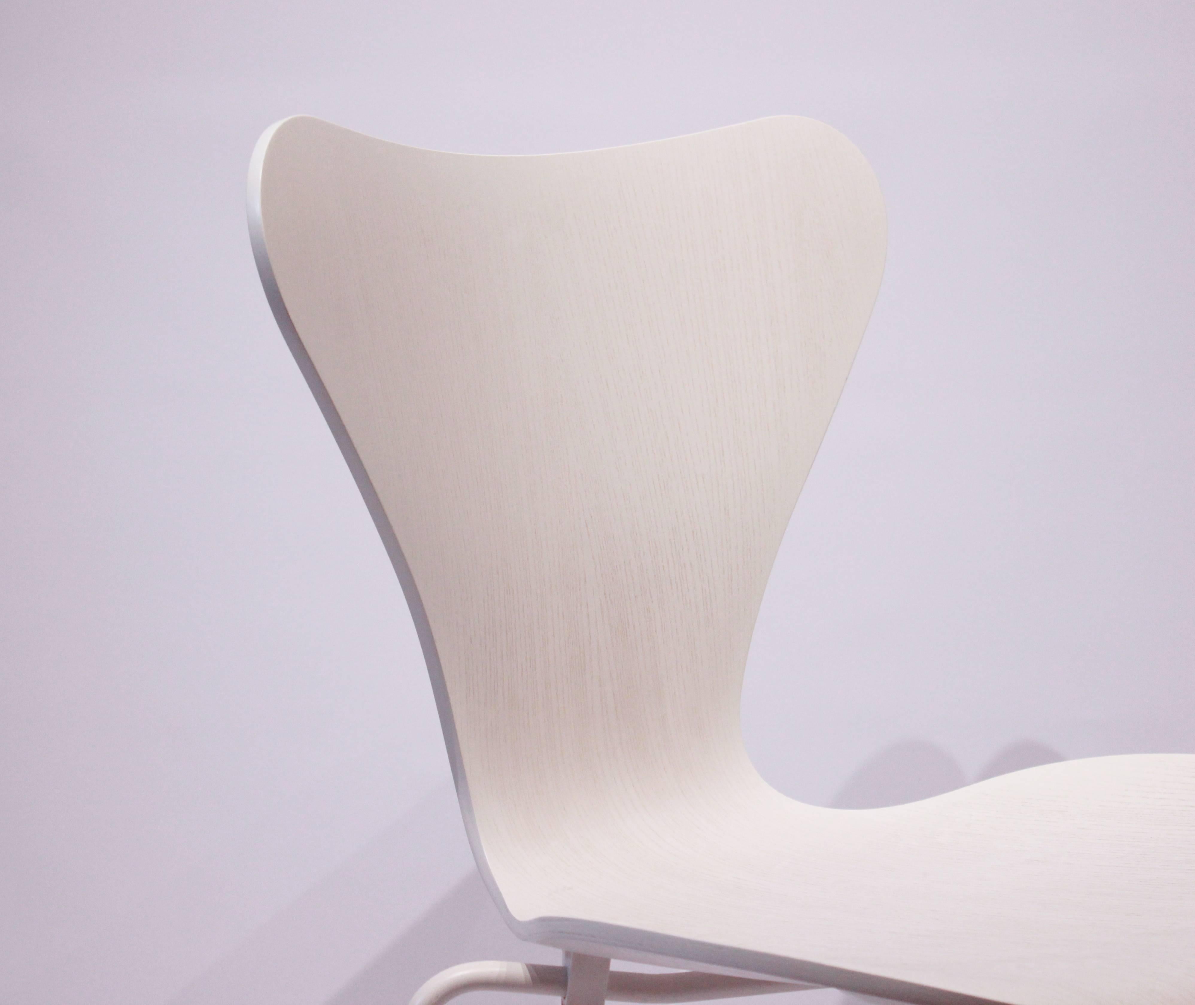 Dipinto Set di 4 sedie Seven Model 3107 Made In White Di Arne Jacobsen in vendita