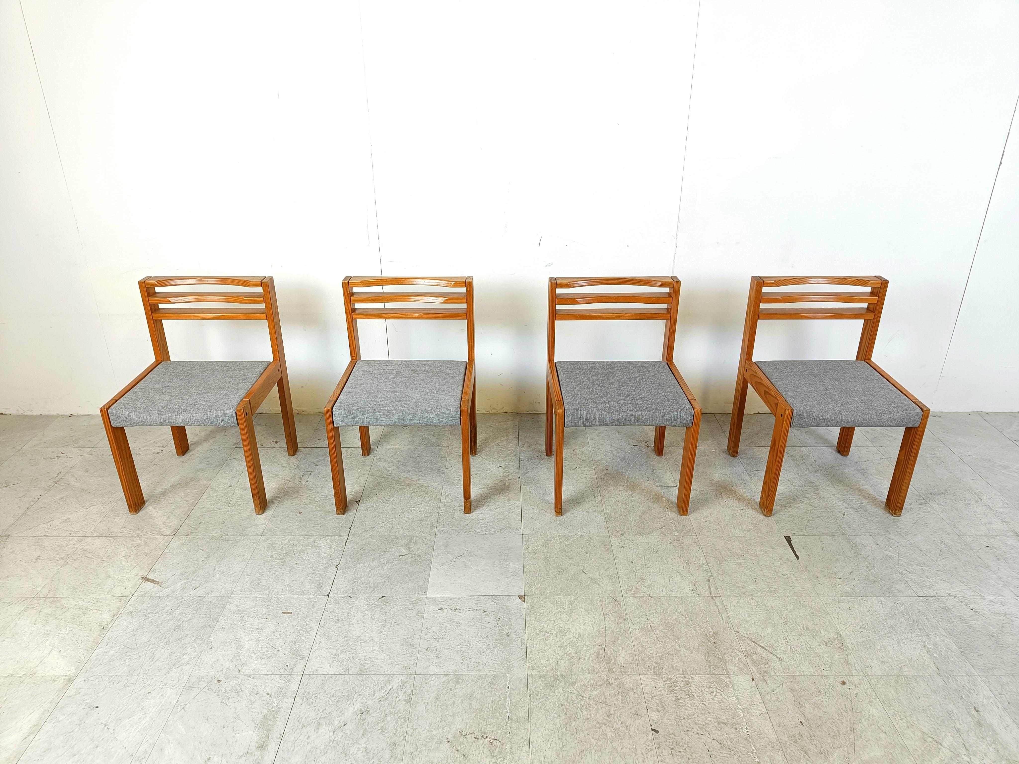Ensemble de 4 chaises de salle à manger SG 1200 conçues par Cees Braakman pour Pastoe.

Les chaises ont un cadre en bois de pin et des sièges en tissu gris.

Chaises intemporelles cool et stury

Années 1970 - Pays-Bas

Hauteur : 80cm/31.49