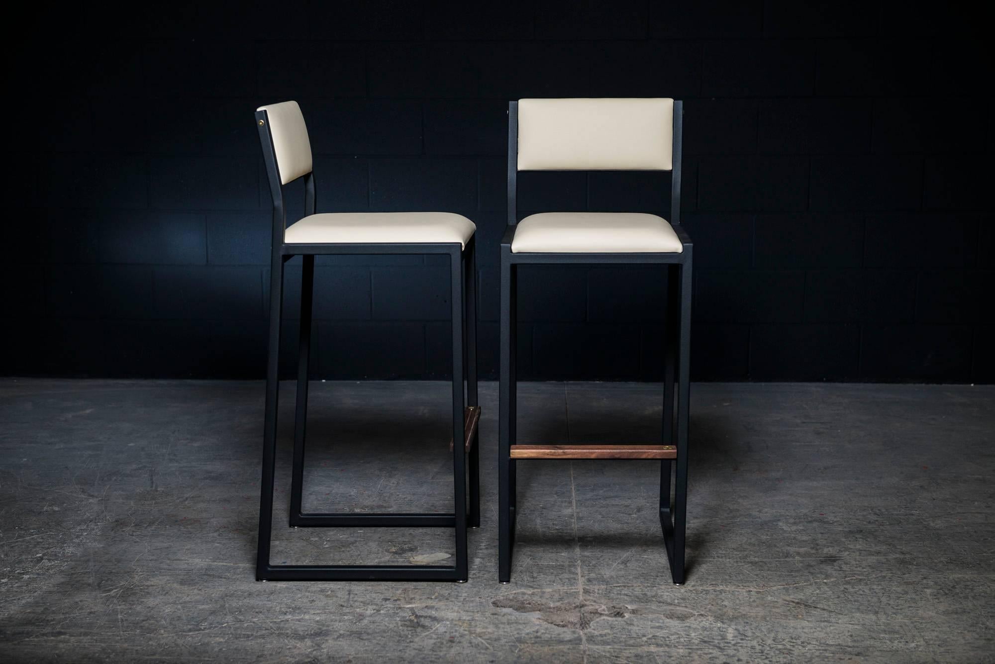 Moderne 4x tabourets de comptoir Shaker d'Ambrozia, noyer, acier noir et vinyle crème en vente