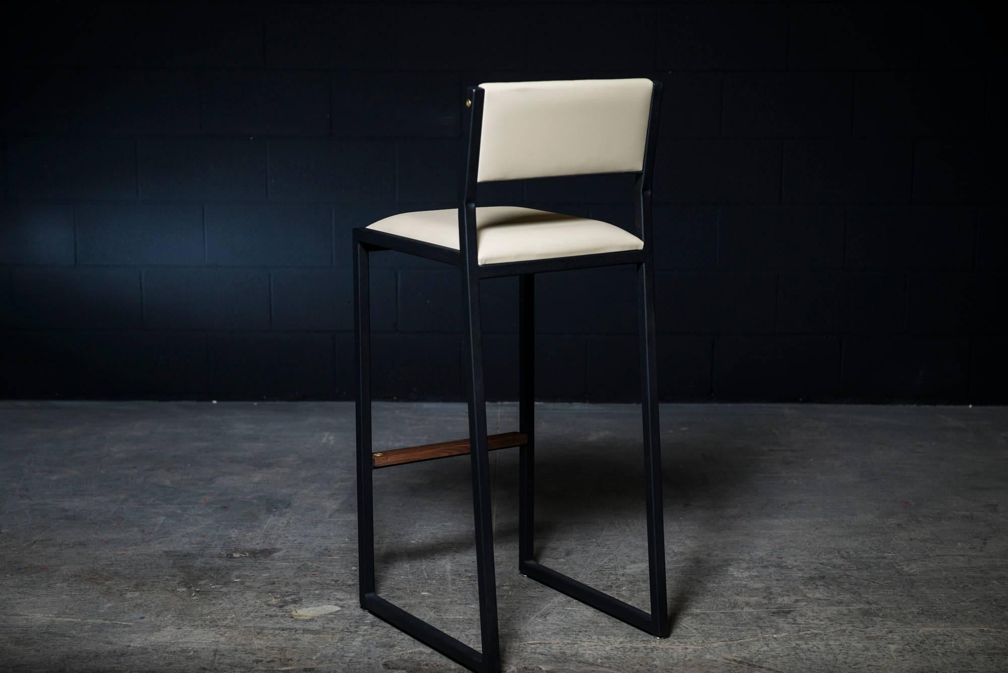 Modern 4x Shaker Counter stools by Ambrozia, Walnut, Black Steel, Cream Vinyl For Sale