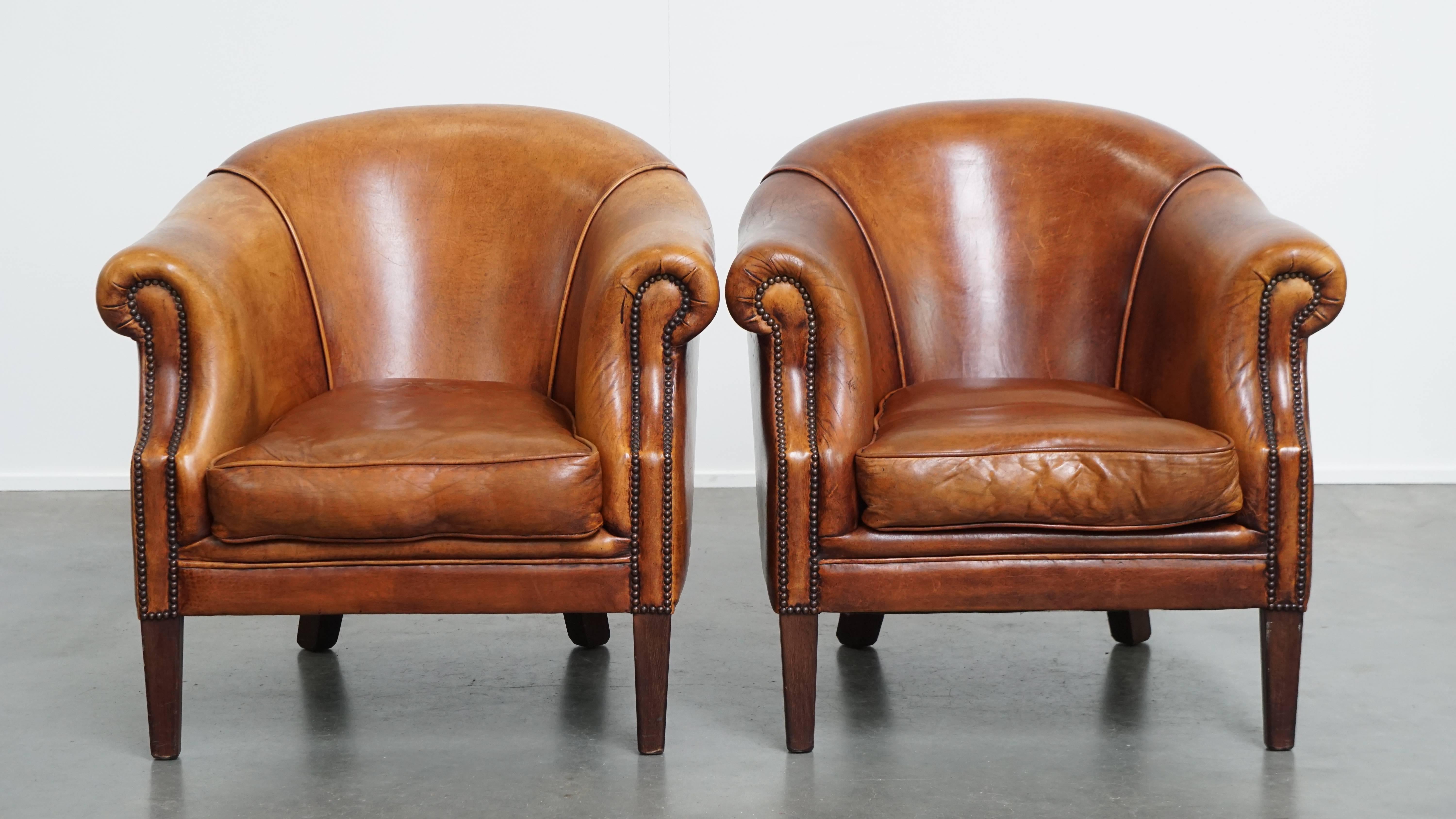 Aquí se ofrece este conjunto único de 4 sillones club de piel de oveja con bonitos colores y cómodos asientos.

No sólo es una gran oportunidad para alguien que quiera amueblar su casa con 4 sillones club de piel de cordero, sino también una