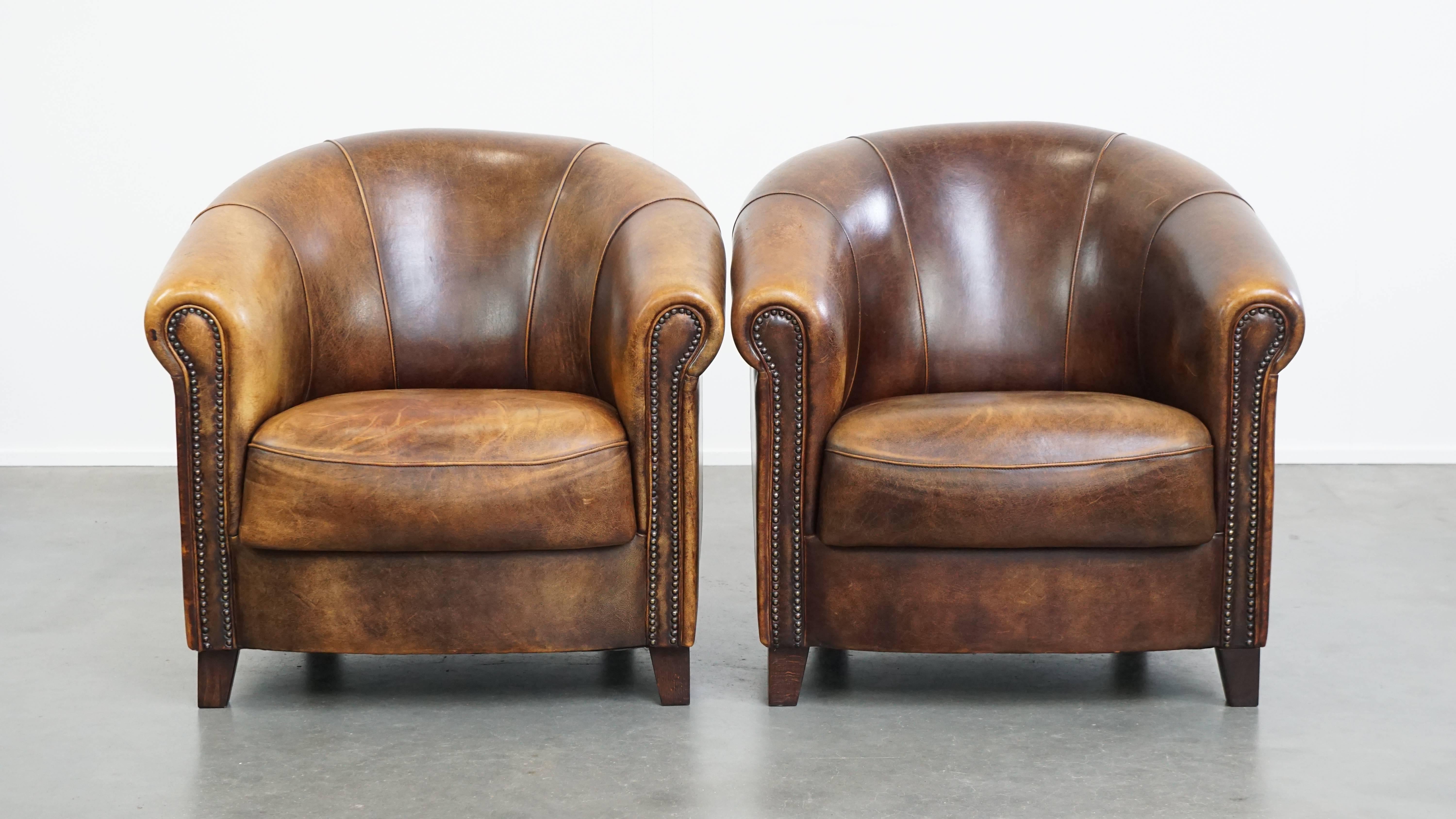 Cet ensemble de 4 fauteuils club en cuir de mouton, unique et plein de caractère, est proposé dans une superbe palette de couleurs. Une opportunité rare non seulement pour quelqu'un qui cherche quatre fauteuils club en cuir de mouton pour la maison,