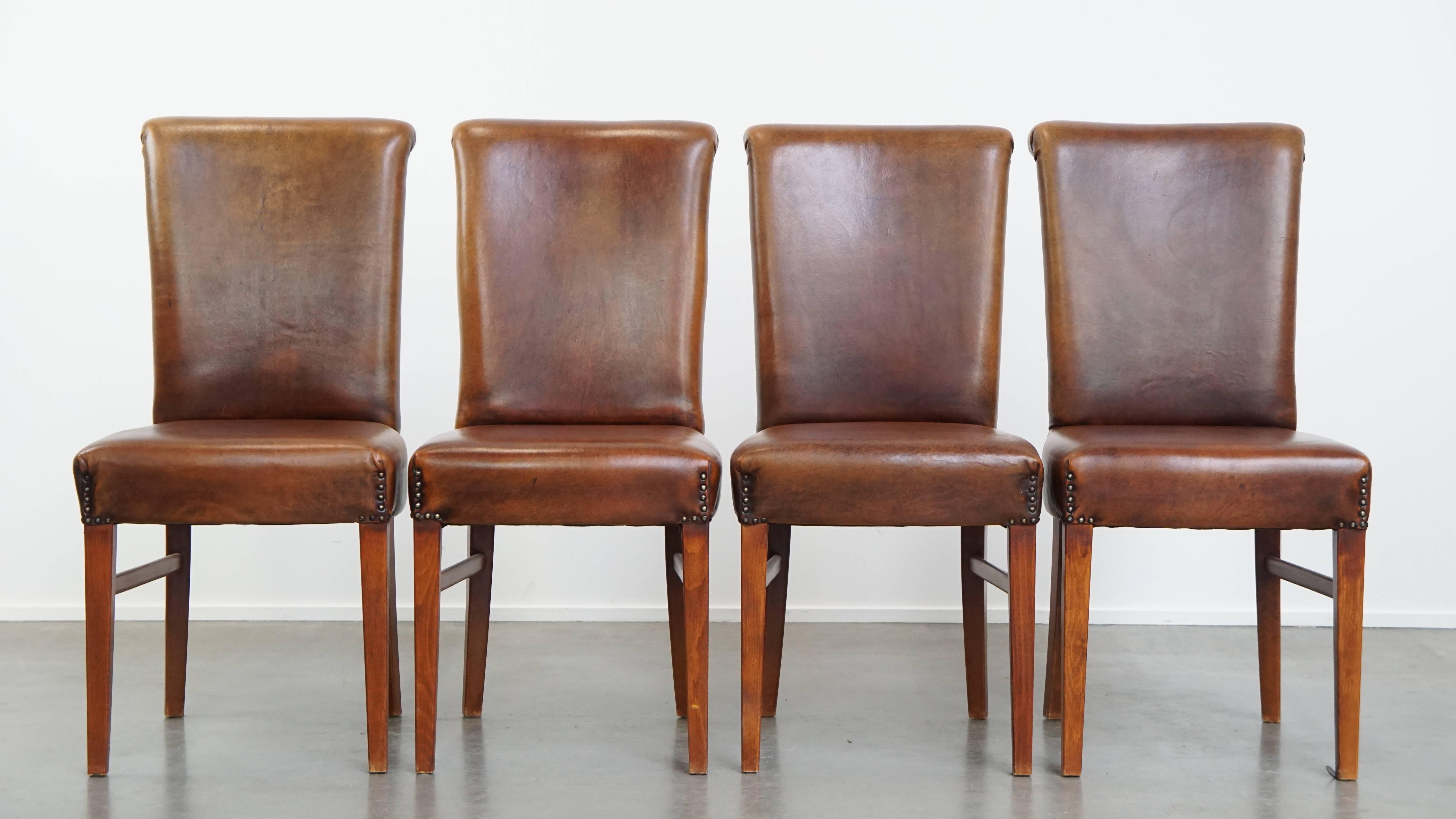 In questo caso si tratta di un intramontabile set di 4 sedie da pranzo eleganti e confortevoli in pelle di pecora, con una raffinata decorazione di chiodi.

Con il suo look elegante e senza tempo e i suoi bellissimi colori caldi, questo set è una