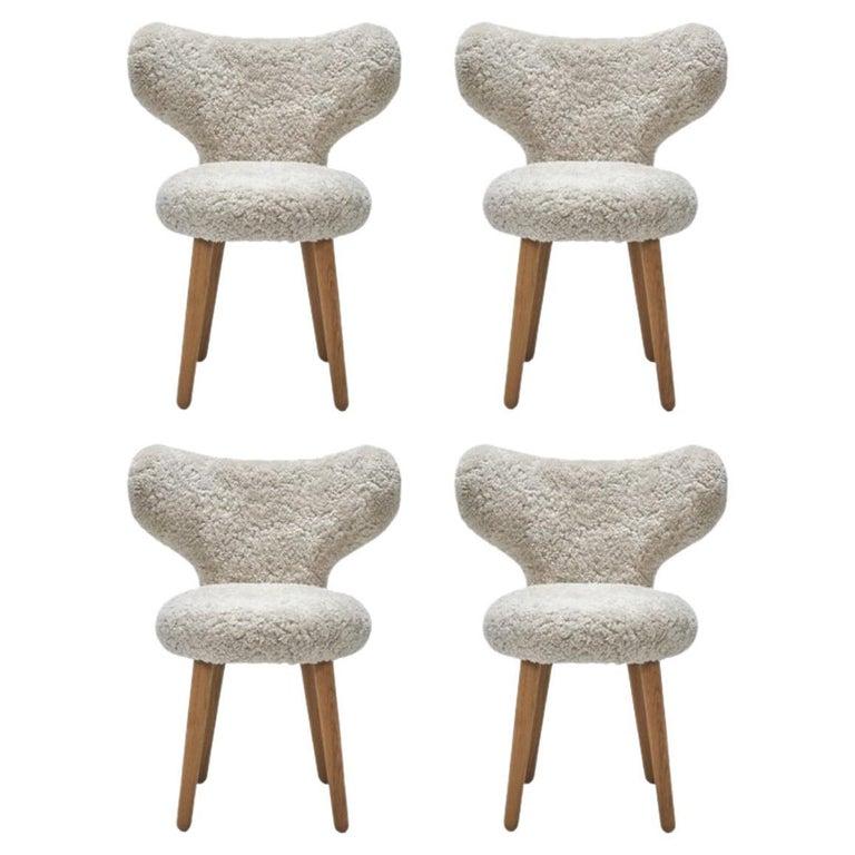 Set di 4 sedie WNG bianche con rivestimento in Oak e pelle di pecora di Mazo Design
Dimensioni: L 60 x P 50 x H 76 cm
Materiali: Oak, pelle di pecora. 
Disponibile anche: DAW/Royal, KVADRAT/Hallingdal & Fiord, BUTE/Storr, KVADRAT/Vidar, DAW/Mcnutt,
