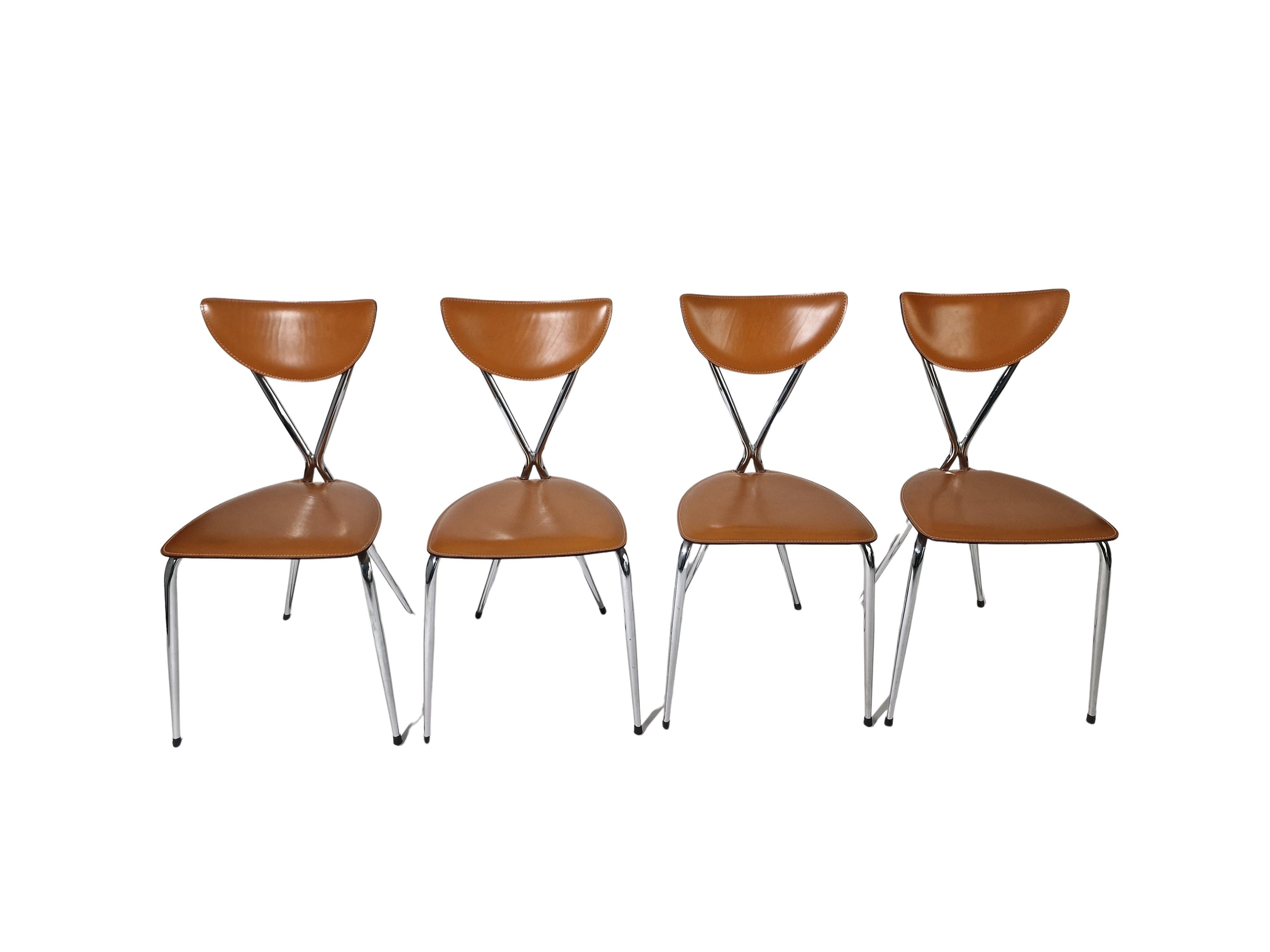 Un classique du design italien de l'entreprise Arrben de la région du Frioul-Vénétie Julienne.

Les fauteuils ont une structure chromée, l'assise et le dossier sont en cuir de couleur cognac en très bon état. 

Chaque chaise porte le marquage du