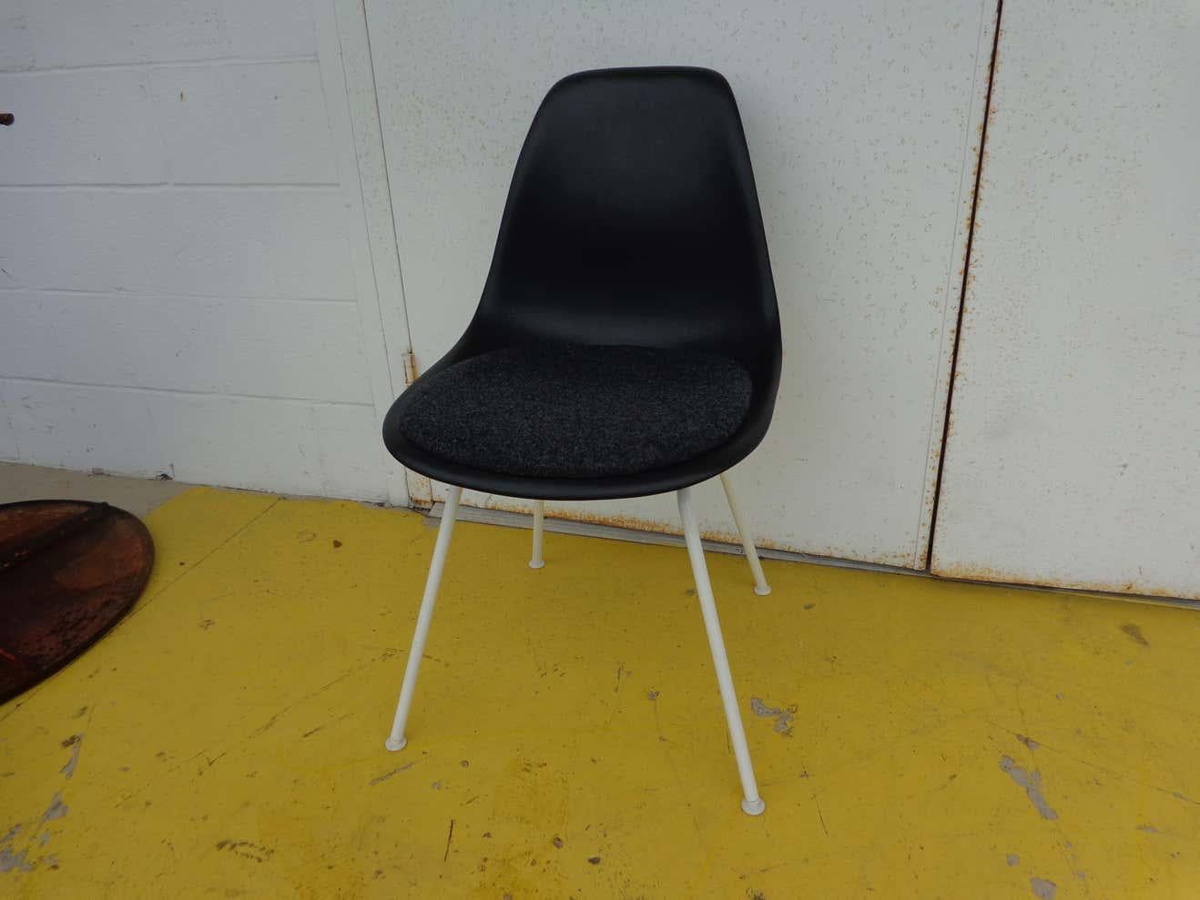 Mid-Century Modern Set of 4 Signed Eames Herman Miller Shell Chairs For Sale