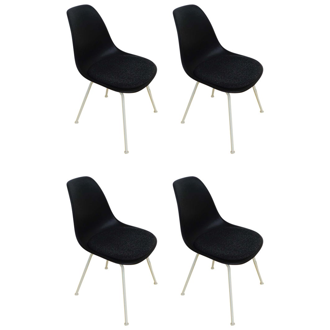 Satz von 4 signierten Eames Herman Miller Muschelstühlen