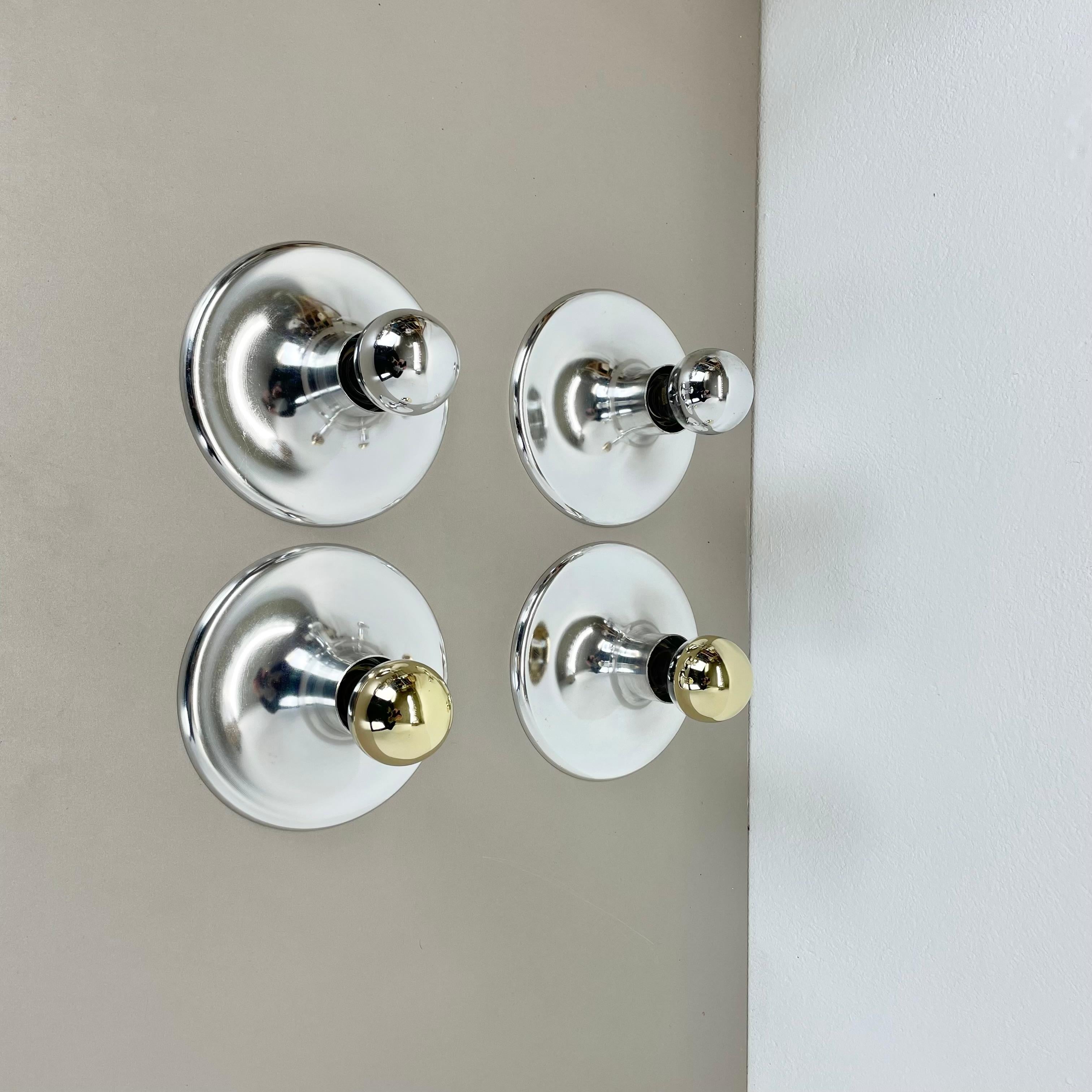 Artikel:

Satz von vier Wandleuchten



Herkunft:

Deutschland


Produzent:

Kinkeldey (siehe Label)



Alter:

1970s


Satz von vier originalen deutschen Wandleuchten der 1970er Jahre aus Metall und Aluminium. Alle Leuchten sind im Originalzustand