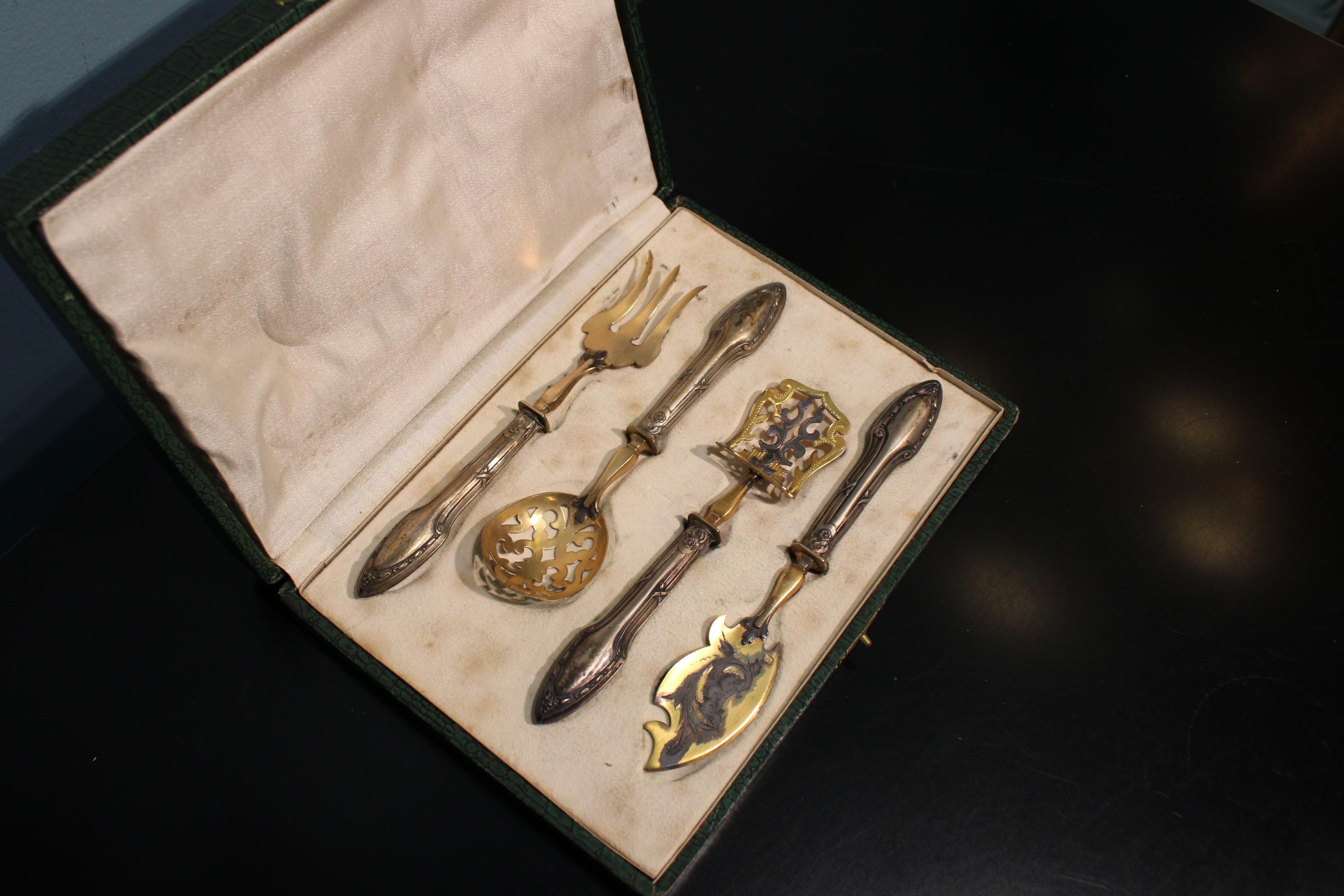 Set of 4 filled silver and gold metal cutlery, in a box.

Box dimensions : 22.5 x 16.5 x 4 cm
Cutlery dimensions : 18 x 3 x 1 cm.