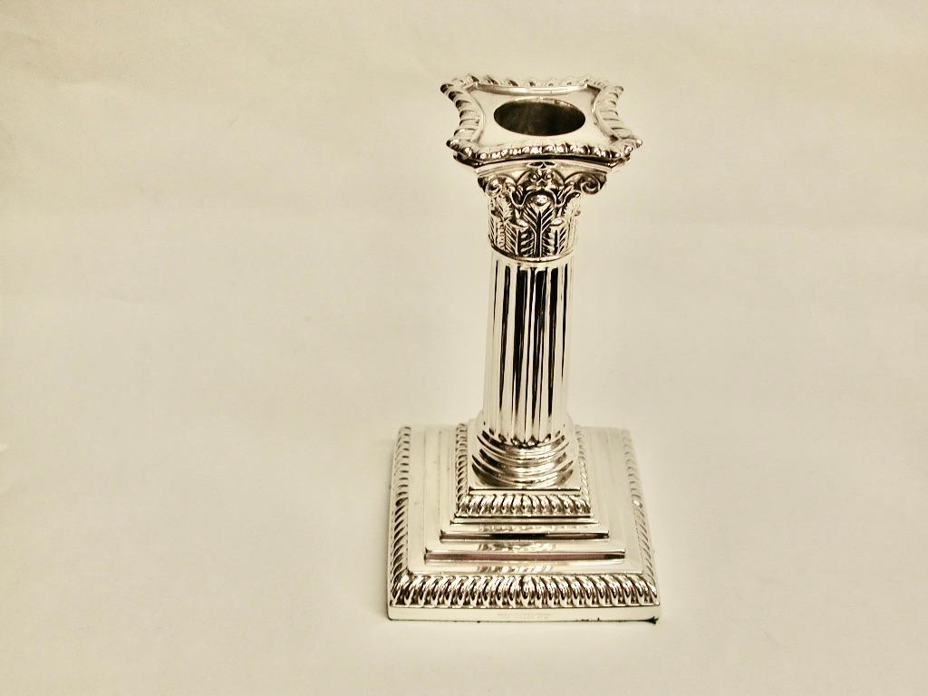 Set di 4 candelieri a colonna corinzia placcati in argento, circa 1895
Realizzato da Goldsmiths and Silversmiths Company of 112, Regent Street, London
Ottima qualità e insolito il fatto di avere un set di 4 pezzi.
