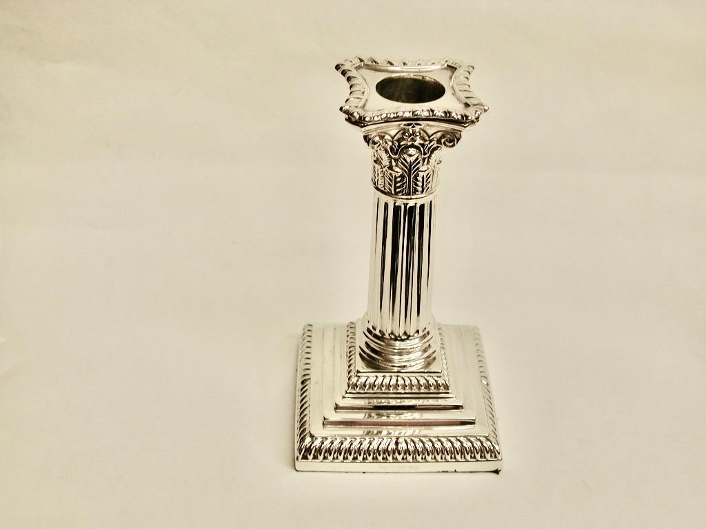 Juego de 4 candeleros de columna corintia plateados, hacia 1895
Fabricado por Goldsmiths and Silversmiths Company of 112, Regent Street, Londres
Muy buena calidad e inusual tener un juego de 4.