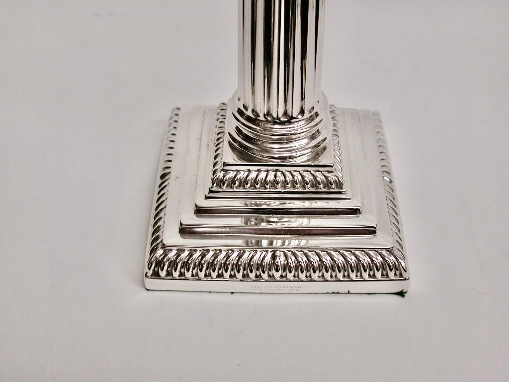 Vittoriano Set di 4 candelieri a colonna corinzia placcati in argento, circa 1895 in vendita