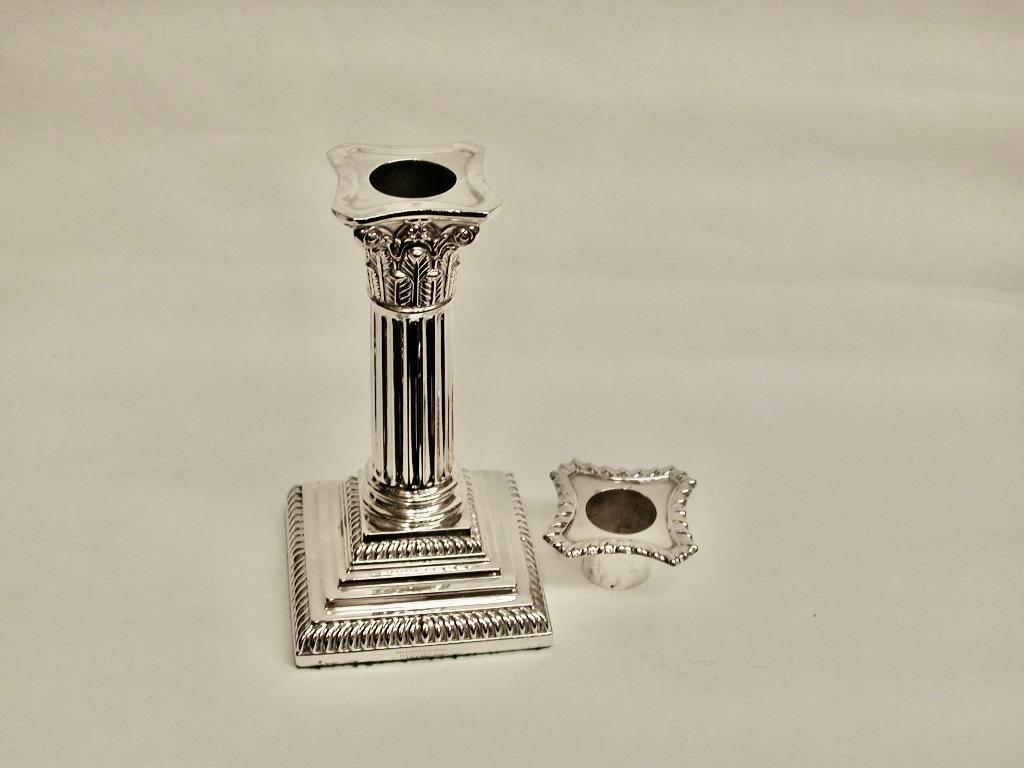 Fine XIX secolo Set di 4 candelieri a colonna corinzia placcati in argento, circa 1895 in vendita