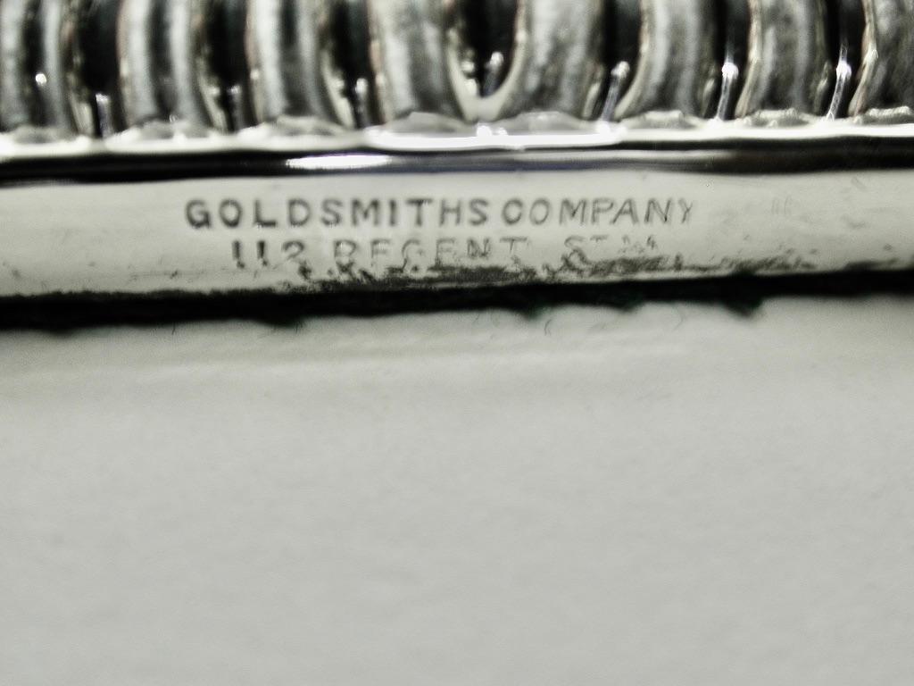 Sheffield Set di 4 candelieri a colonna corinzia placcati in argento, circa 1895 in vendita