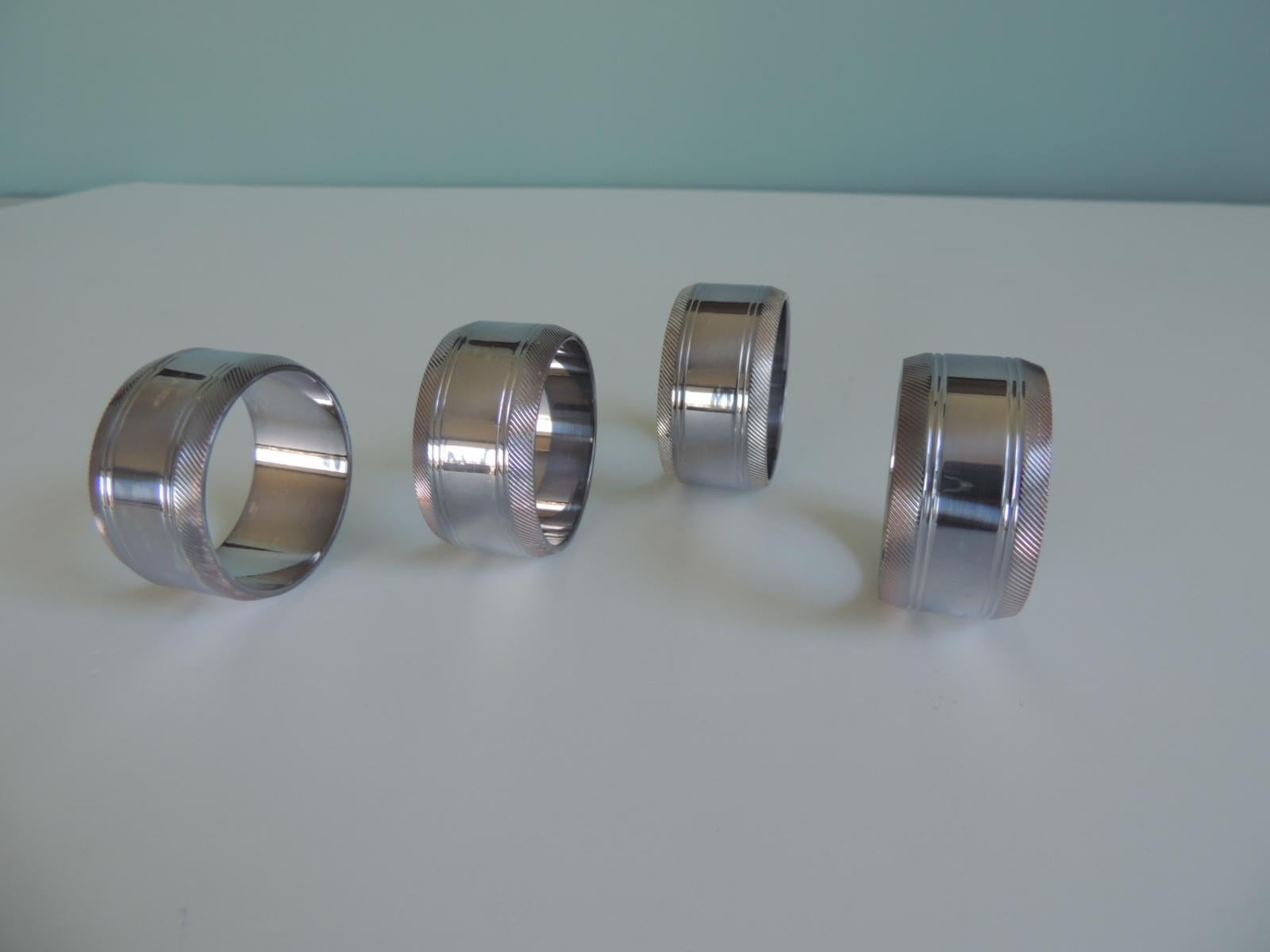 Set of (4) Silver Plated Round Napkin Ring Holders.
Classic Style.
Size: 1.75
