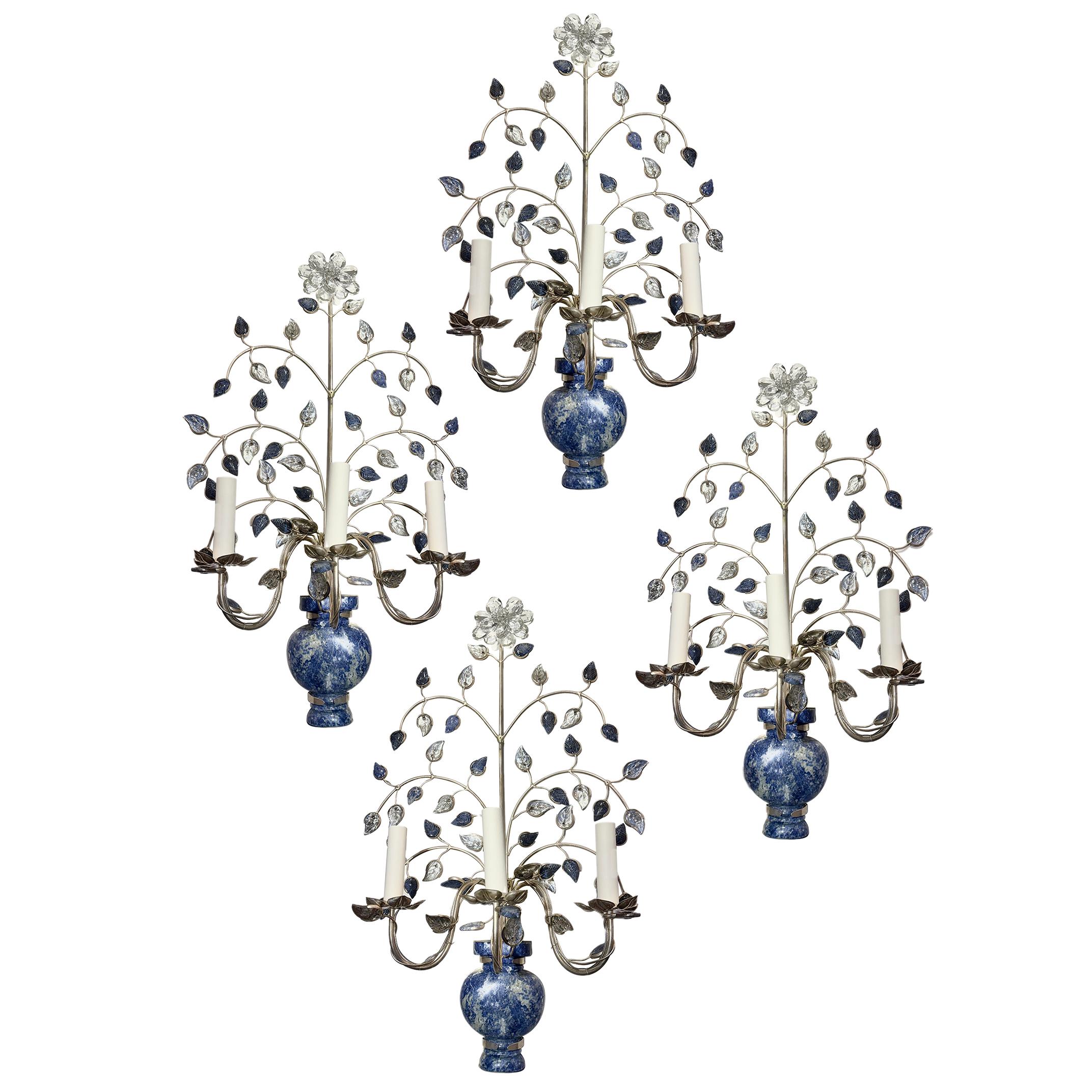 Coppia di appliques francesi a tre bracci della fine degli anni '60 circa, placcate in argento con corpo in pietra di lapislazzuli, foglie in vetro modellato e fiori in cristallo.

Misure:
Altezza: 28