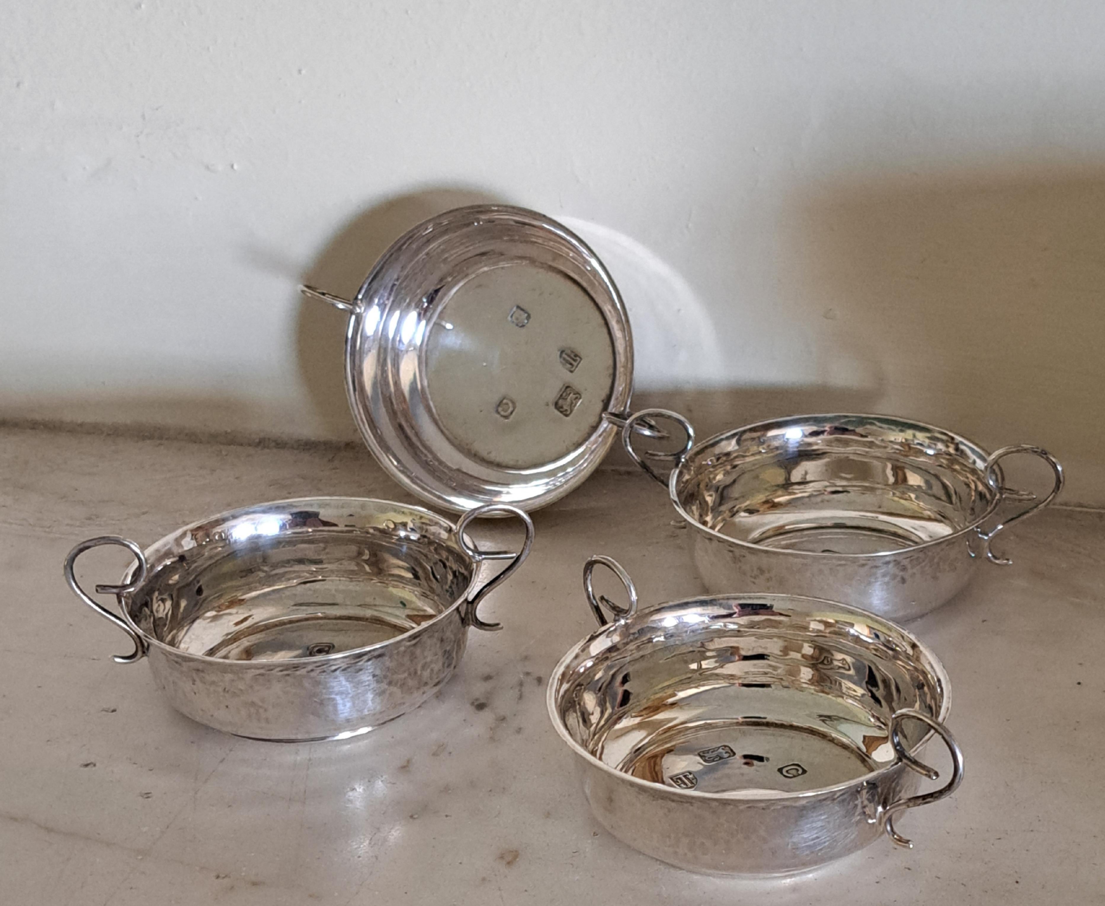 Argento  degustatori di vino George V1
Set di quattro assaggiatori di vino Giorgio VI Londra, datato  1938, costruttori  J W & F. Thomas
di forma circolare liscia e piallata, con manici a doppia voluta e marchi di fabbrica. 
diametro 9 cm, peso