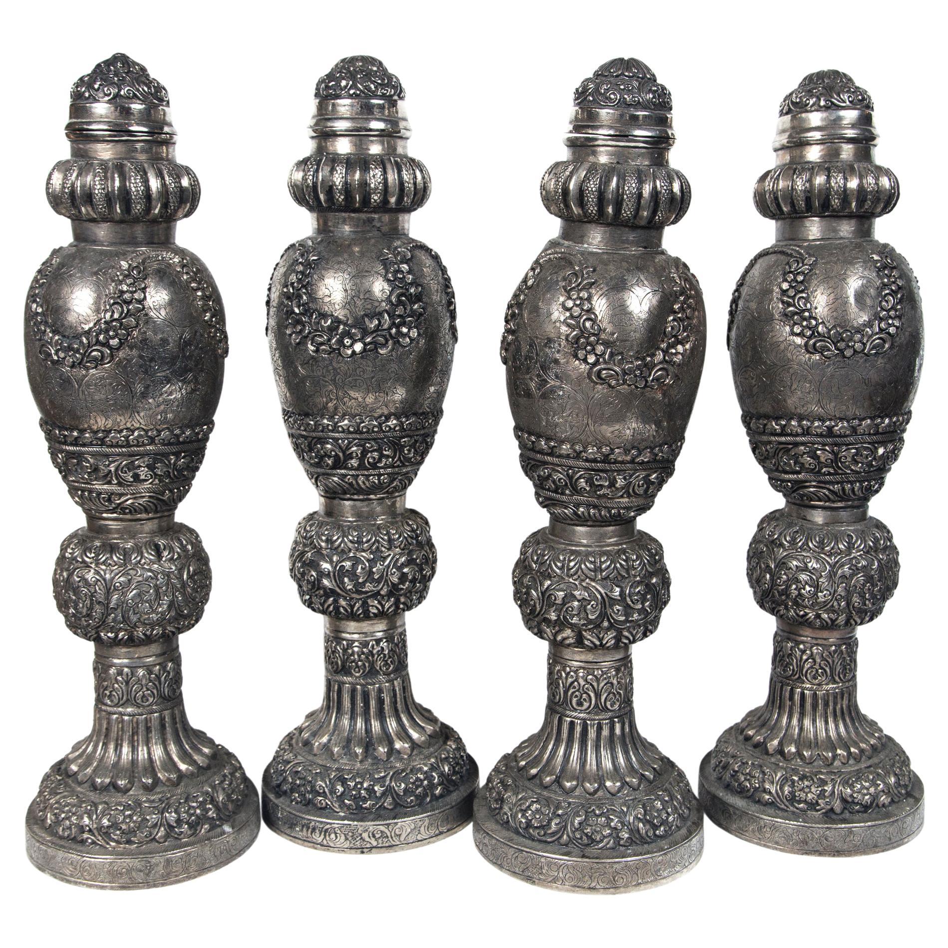 Ensemble de 4 ornements en métal argenté en vente