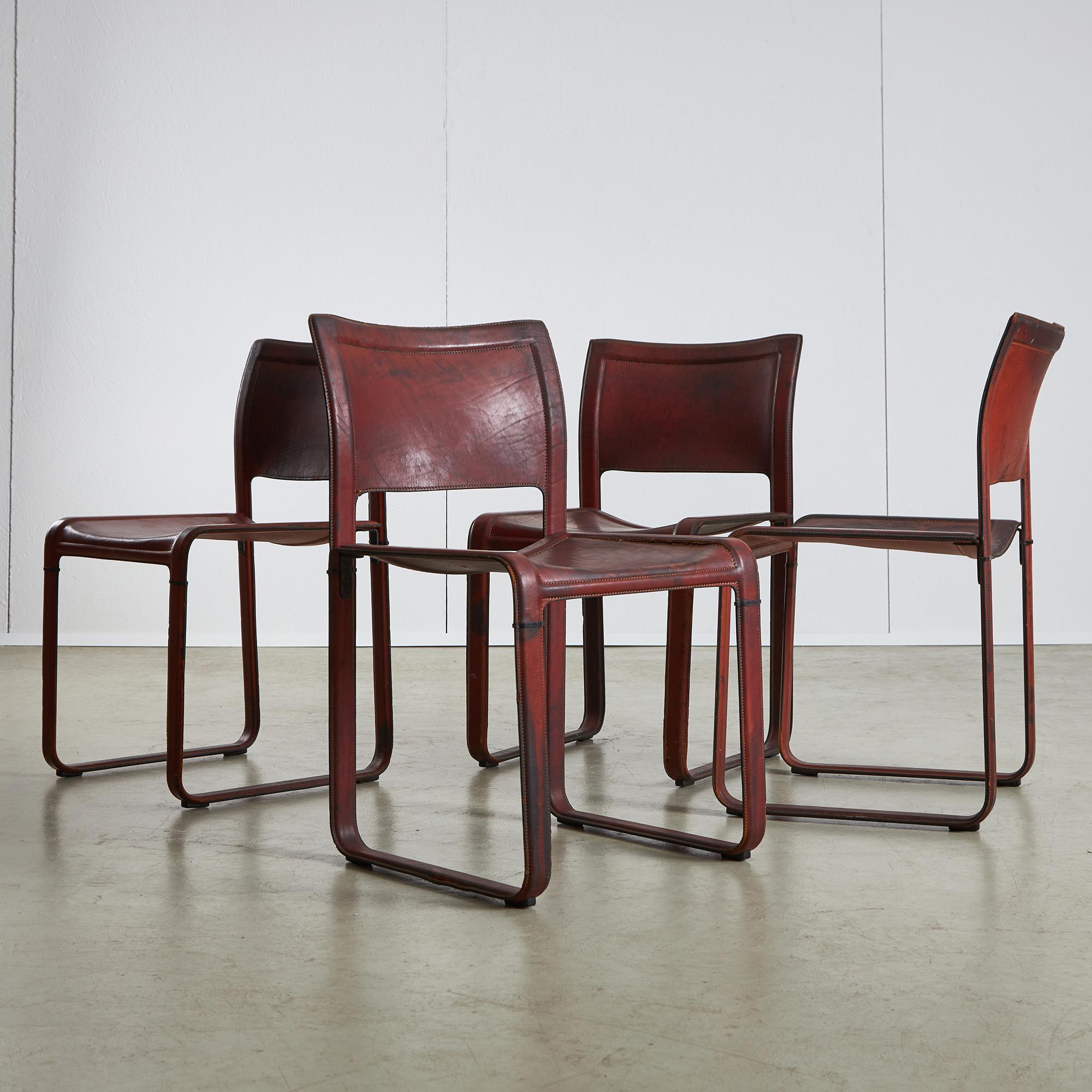 Le sedie Sistina sono state progettate dall'architetto italiano Tito Agnoli negli anni '80 per Matteo Grassi. Presentano linee semplici e utilizzano materiali come il metallo e la pelle. Il design è moderno ma incorpora elementi classici, rendendoli