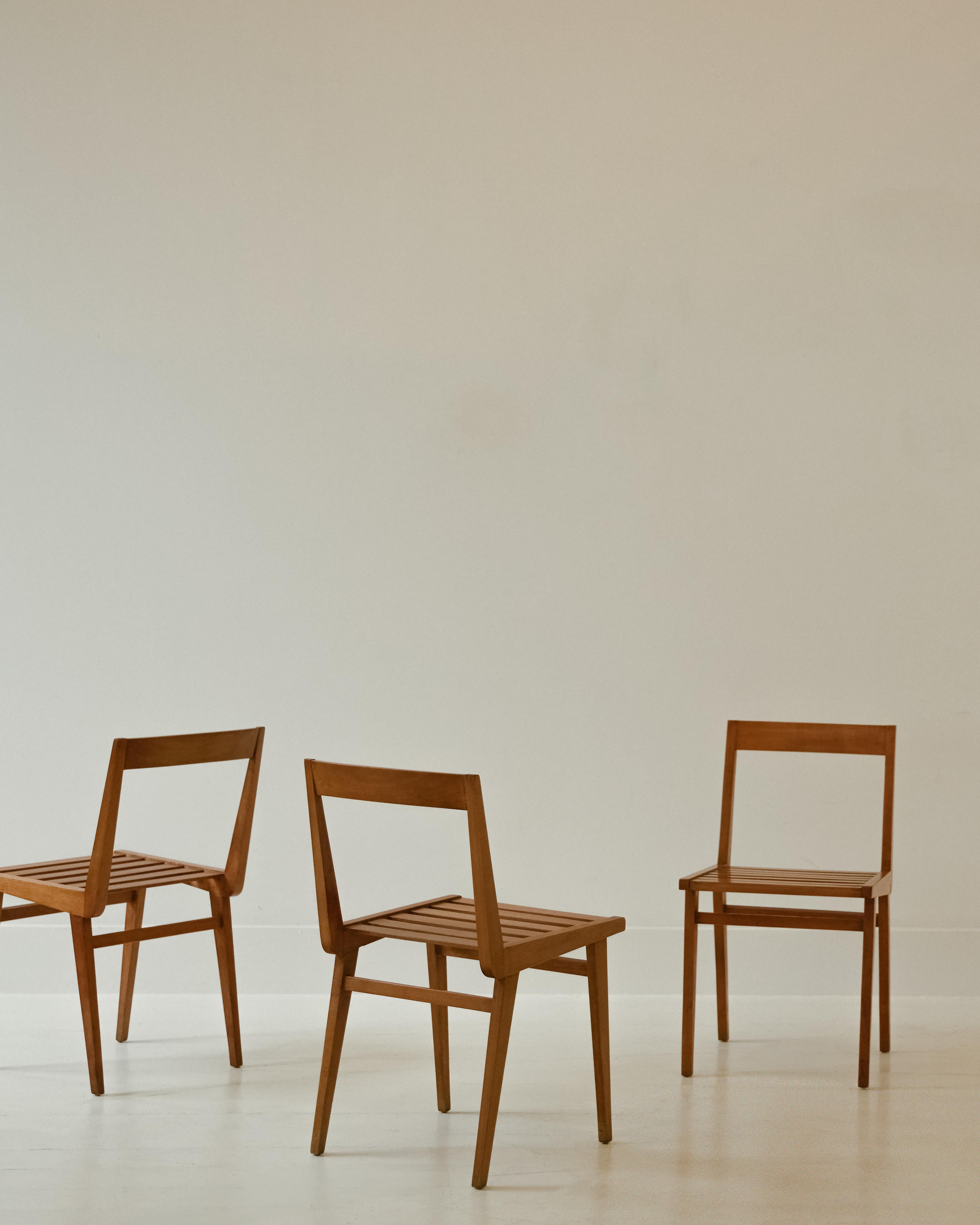 Ensemble de quatre chaises à lattes de Joaquim Tenreiro.