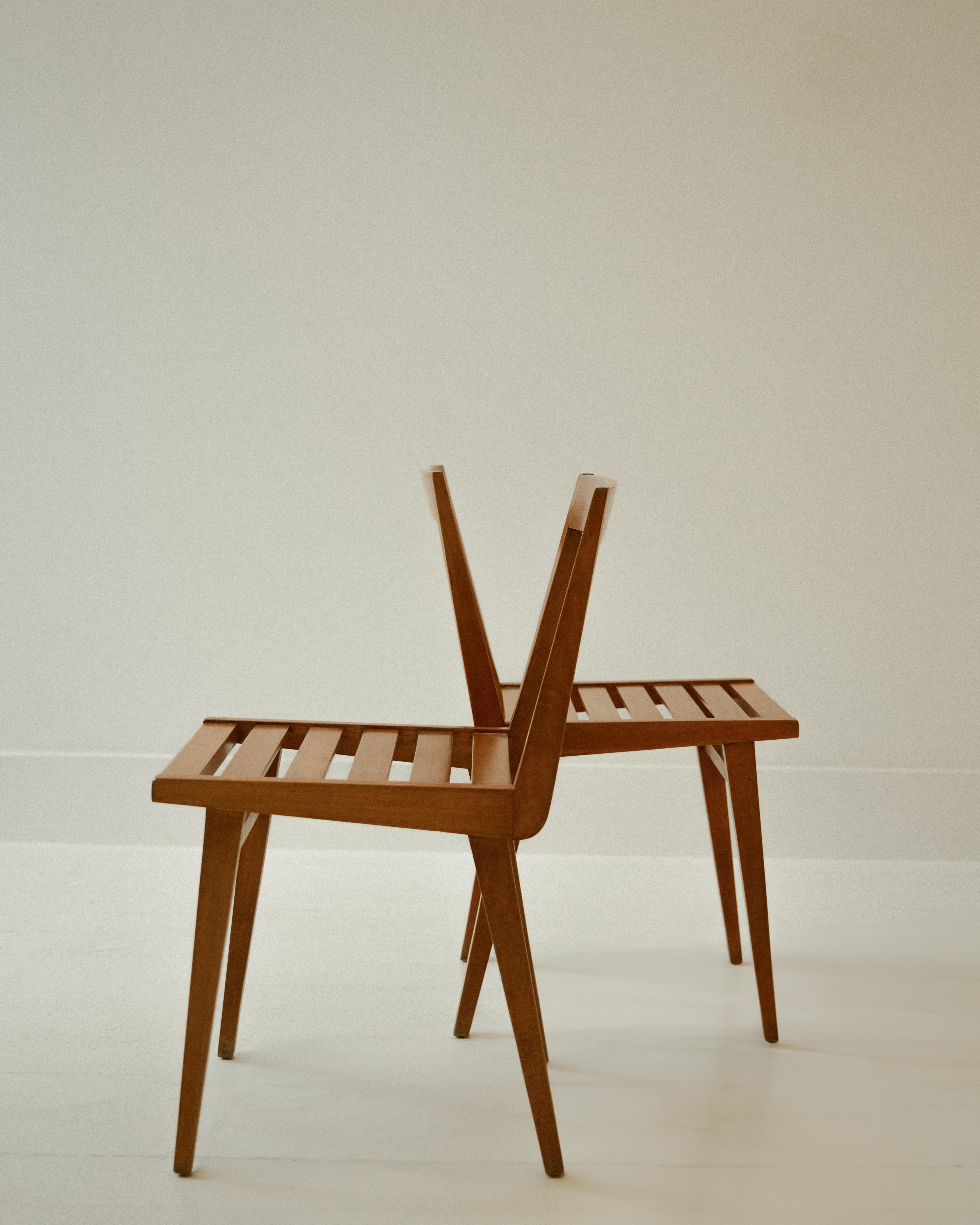 Brésilien Ensemble de 4 chaises de salle à manger à lattes de Joaquim Tenreiro en vente