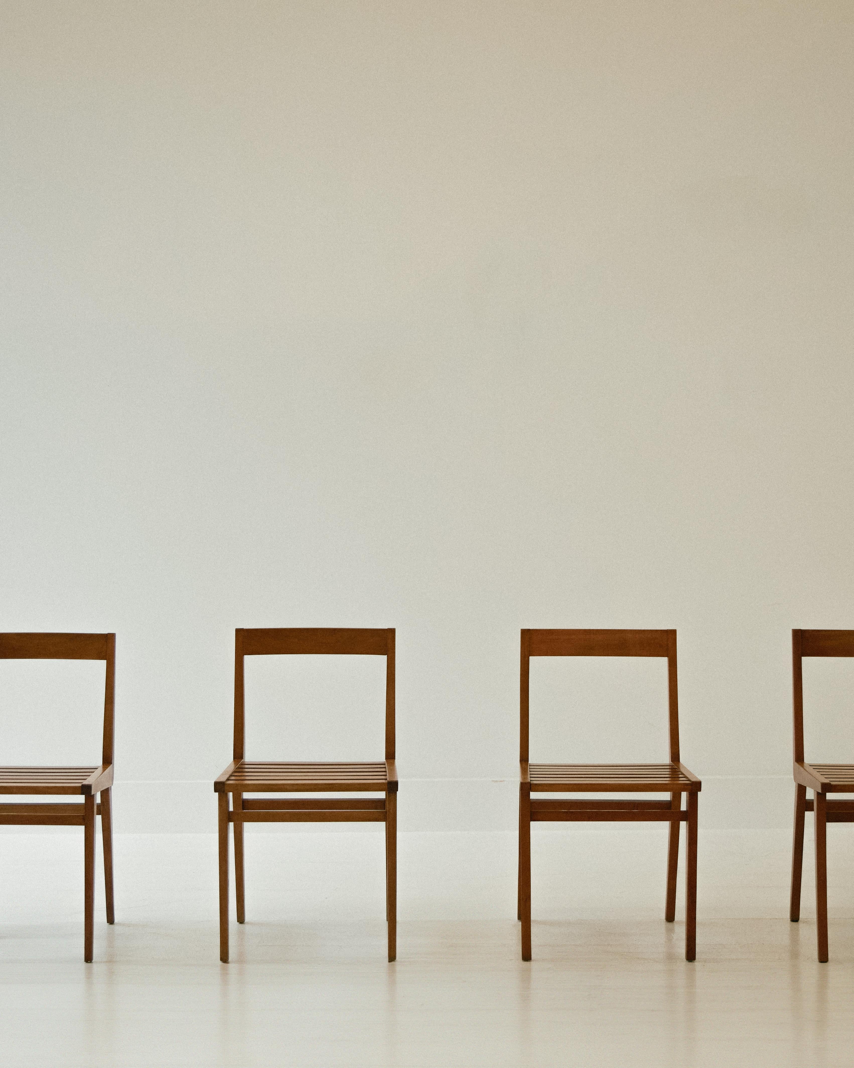 Ensemble de 4 chaises de salle à manger à lattes de Joaquim Tenreiro Bon état - En vente à London, England