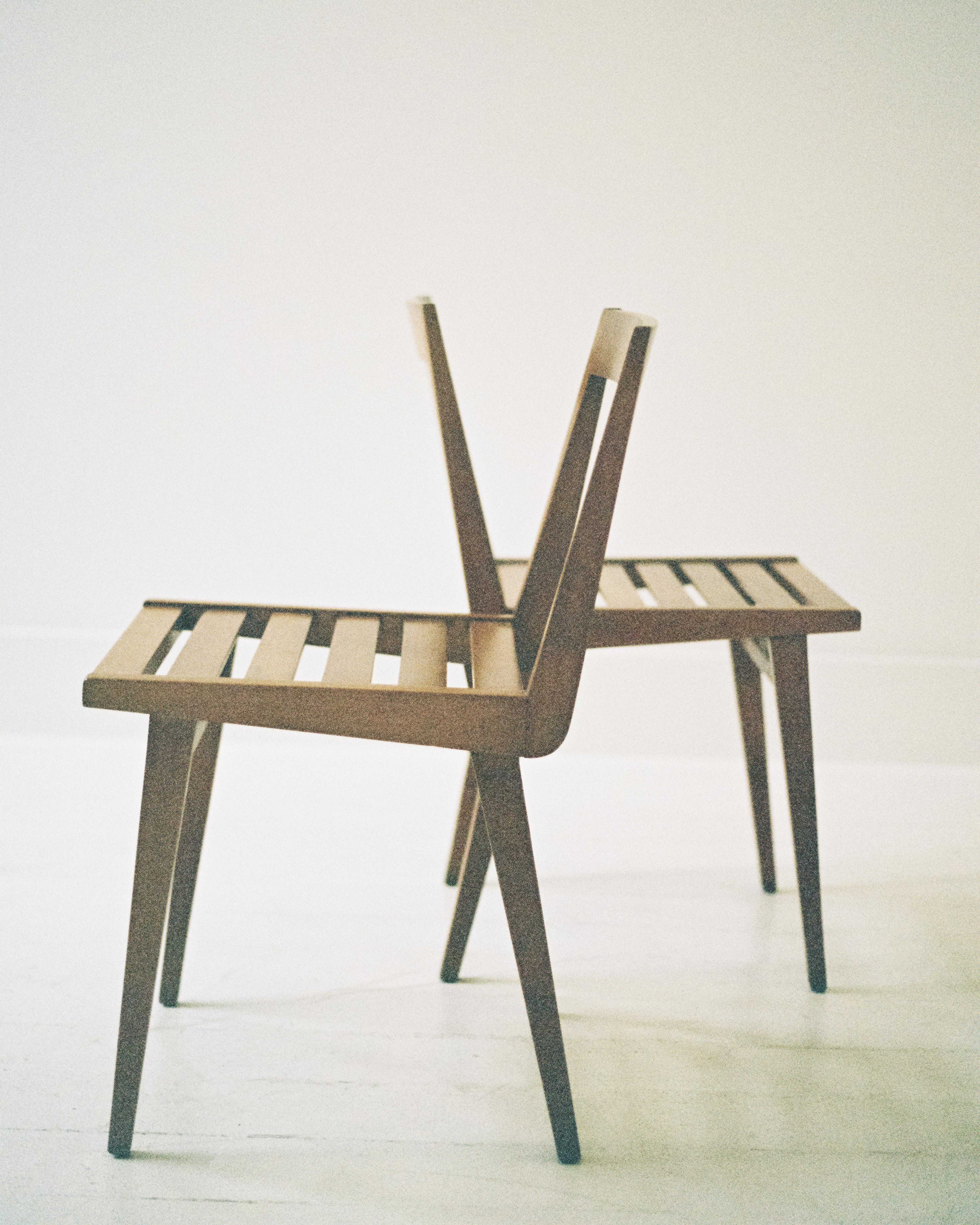 Bois de feuillus Ensemble de 4 chaises de salle à manger à lattes de Joaquim Tenreiro en vente