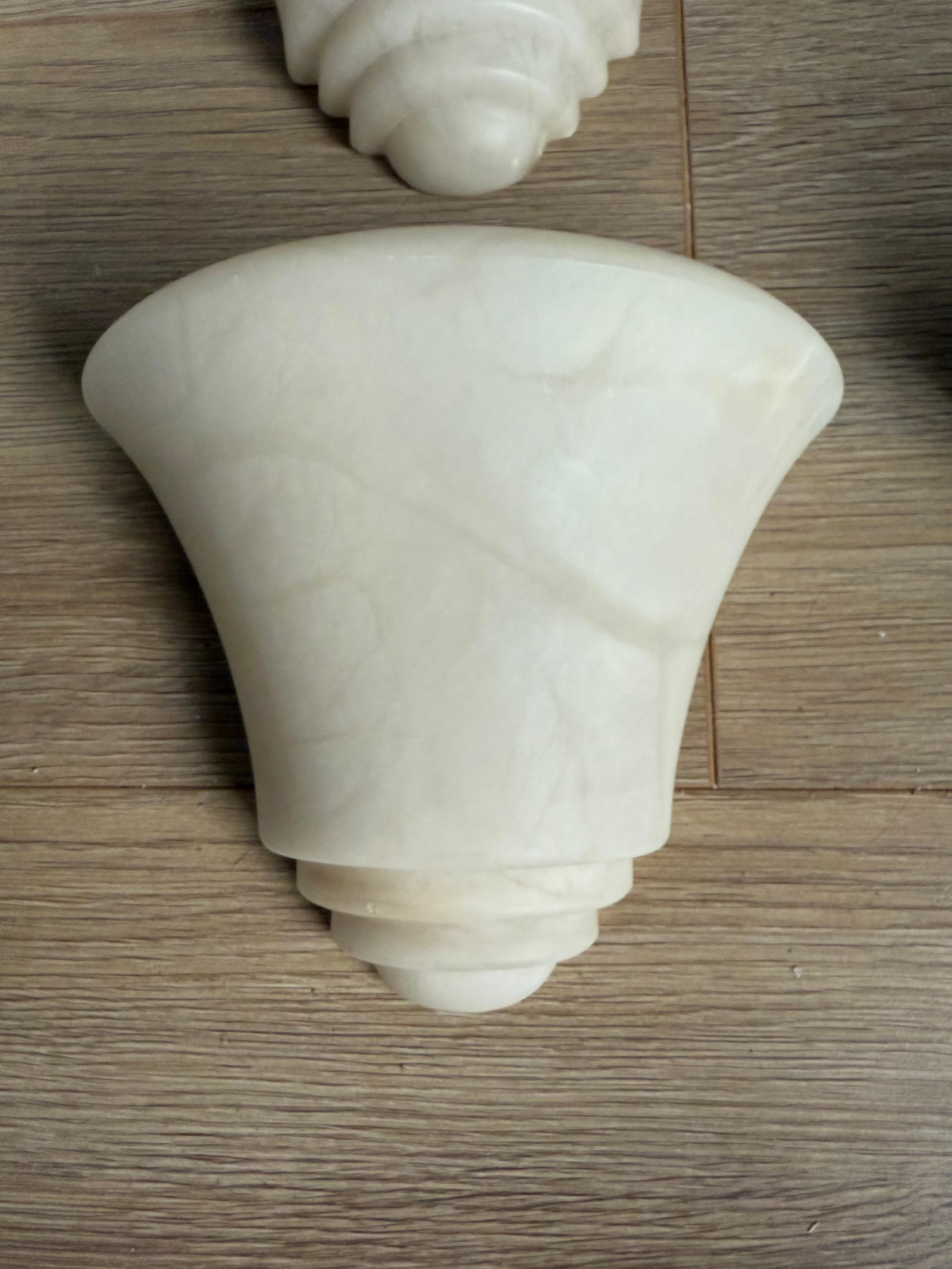 Juego de cuatro apliques de pared de alabastro blanco de estilo Art Decó de mediados de siglo en venta 3