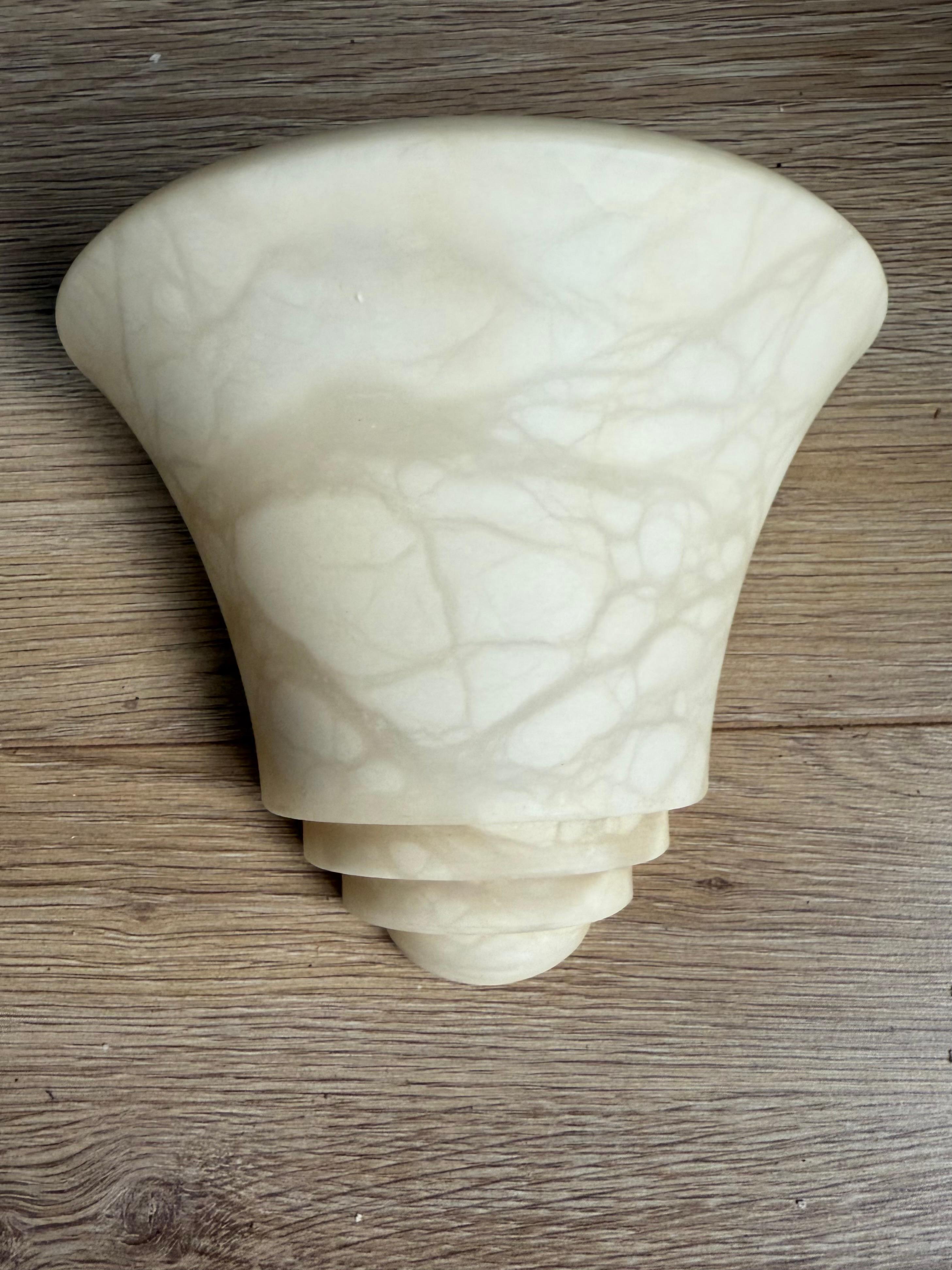 Juego de cuatro apliques de pared de alabastro blanco de estilo Art Decó de mediados de siglo en venta 4
