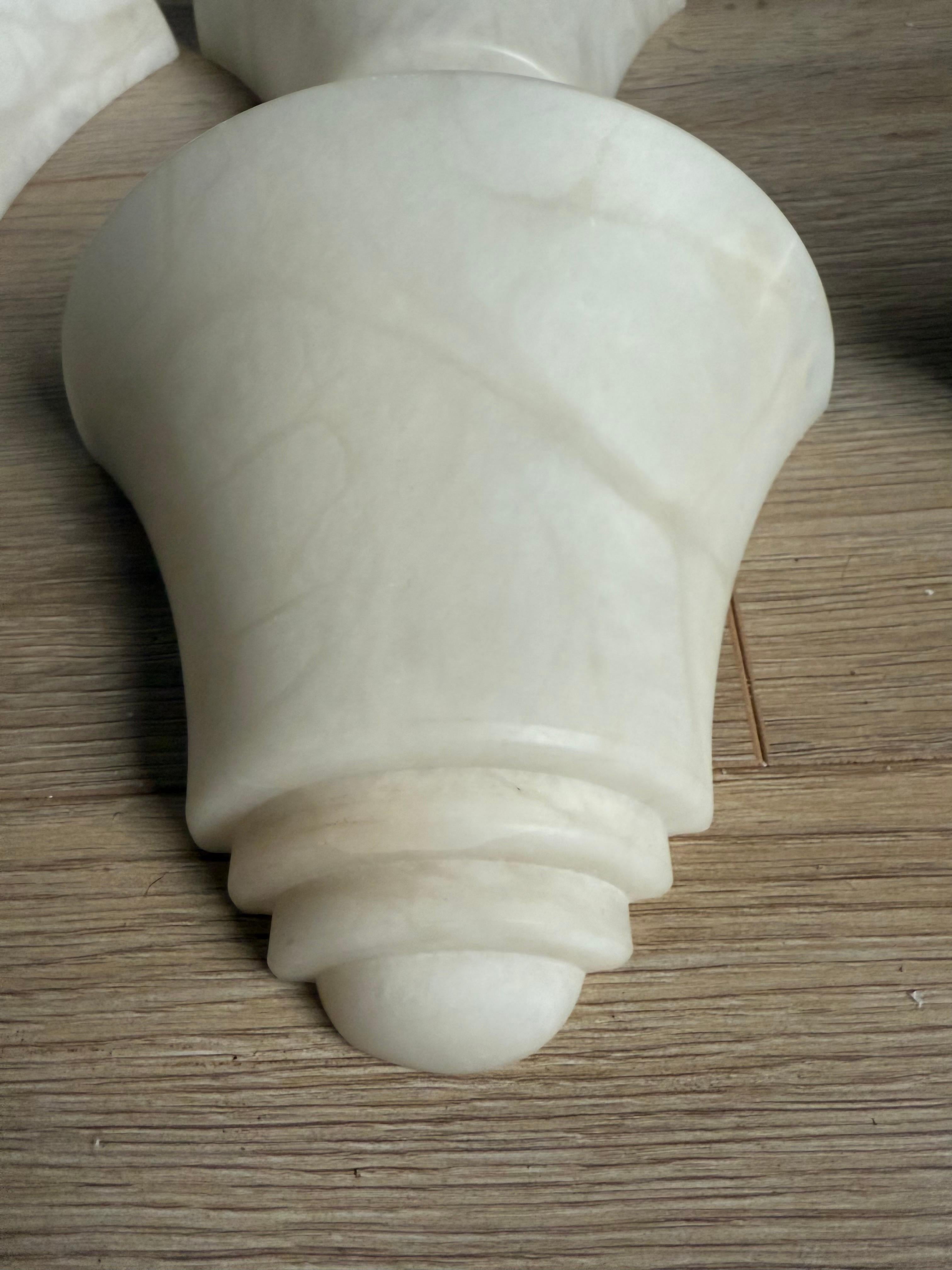 Juego de cuatro apliques de pared de alabastro blanco de estilo Art Decó de mediados de siglo en venta 5
