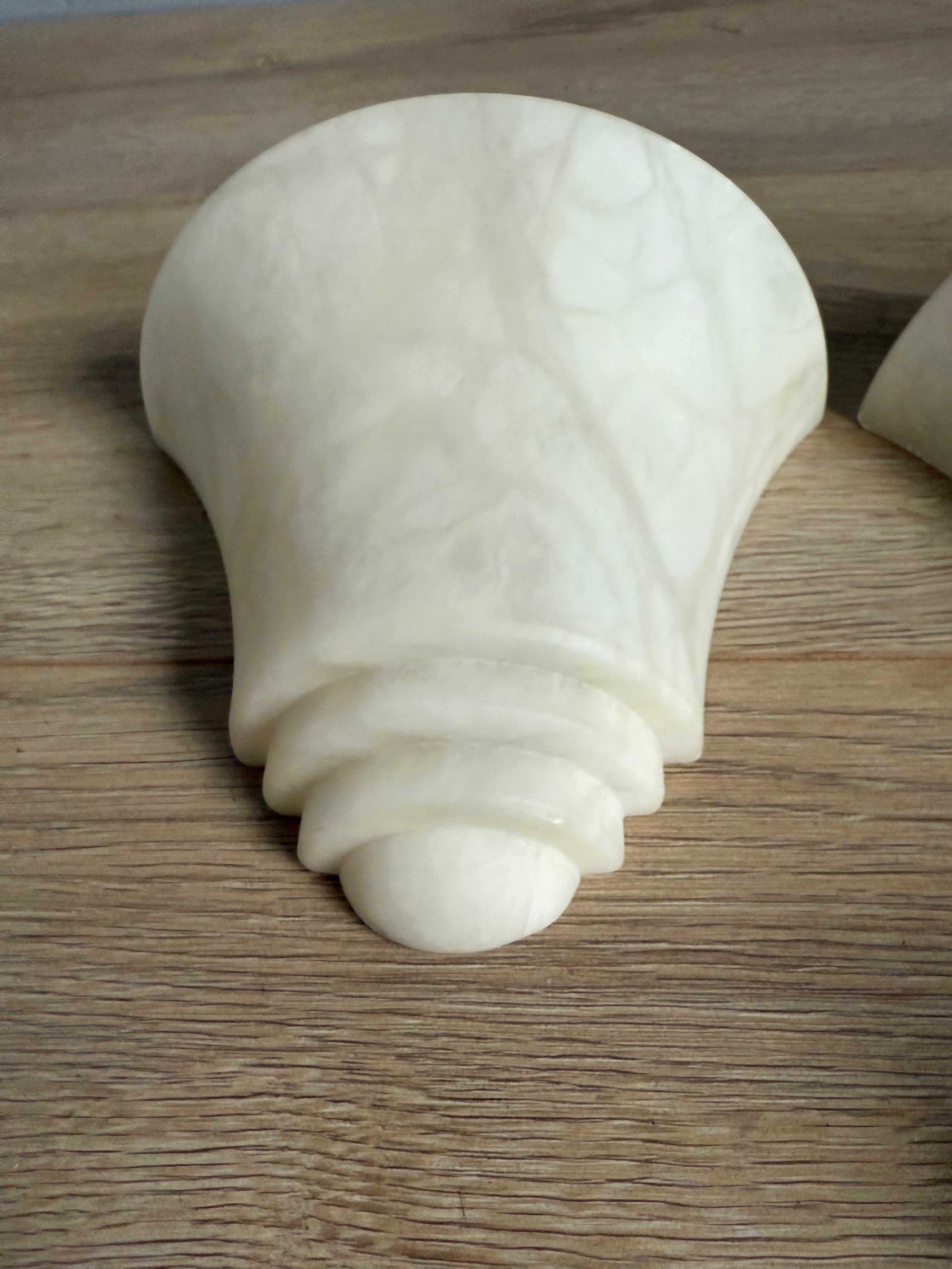 Juego de cuatro apliques de pared de alabastro blanco de estilo Art Decó de mediados de siglo en venta 6
