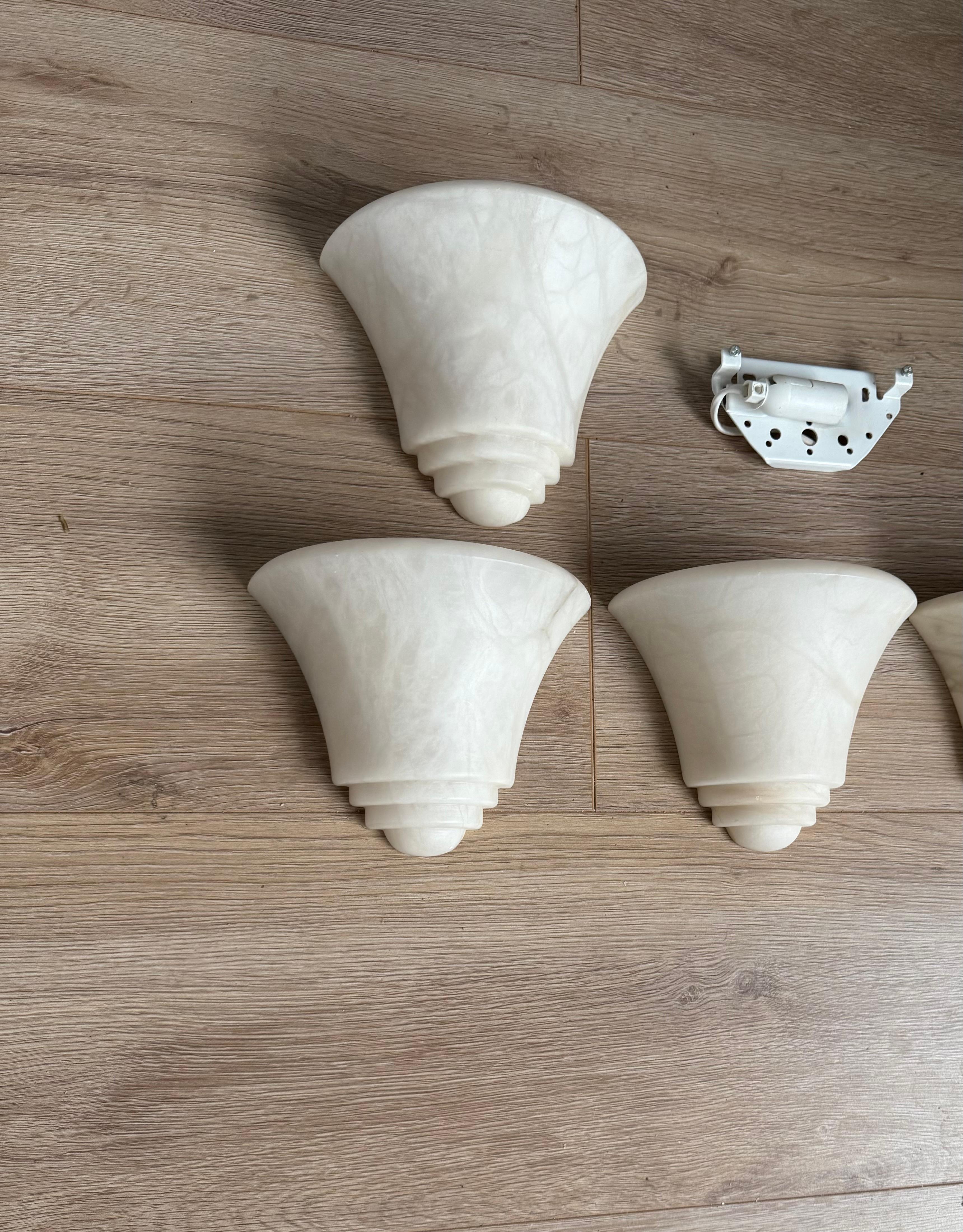 Juego de cuatro apliques de pared de alabastro blanco de estilo Art Decó de mediados de siglo en venta 9